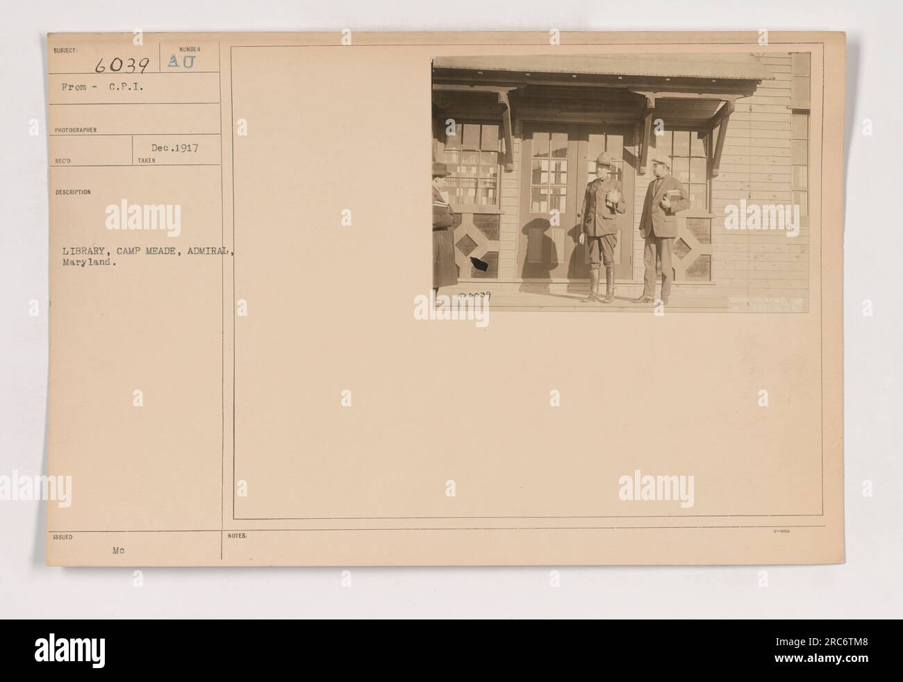 Soldati a Camp Meade, Maryland, utilizzando le strutture della biblioteca fornite loro durante la prima guerra mondiale Questa fotografia è stata scattata nel dicembre 1917 da un fotografo del CPI (Committee on Public Information). Foto Stock