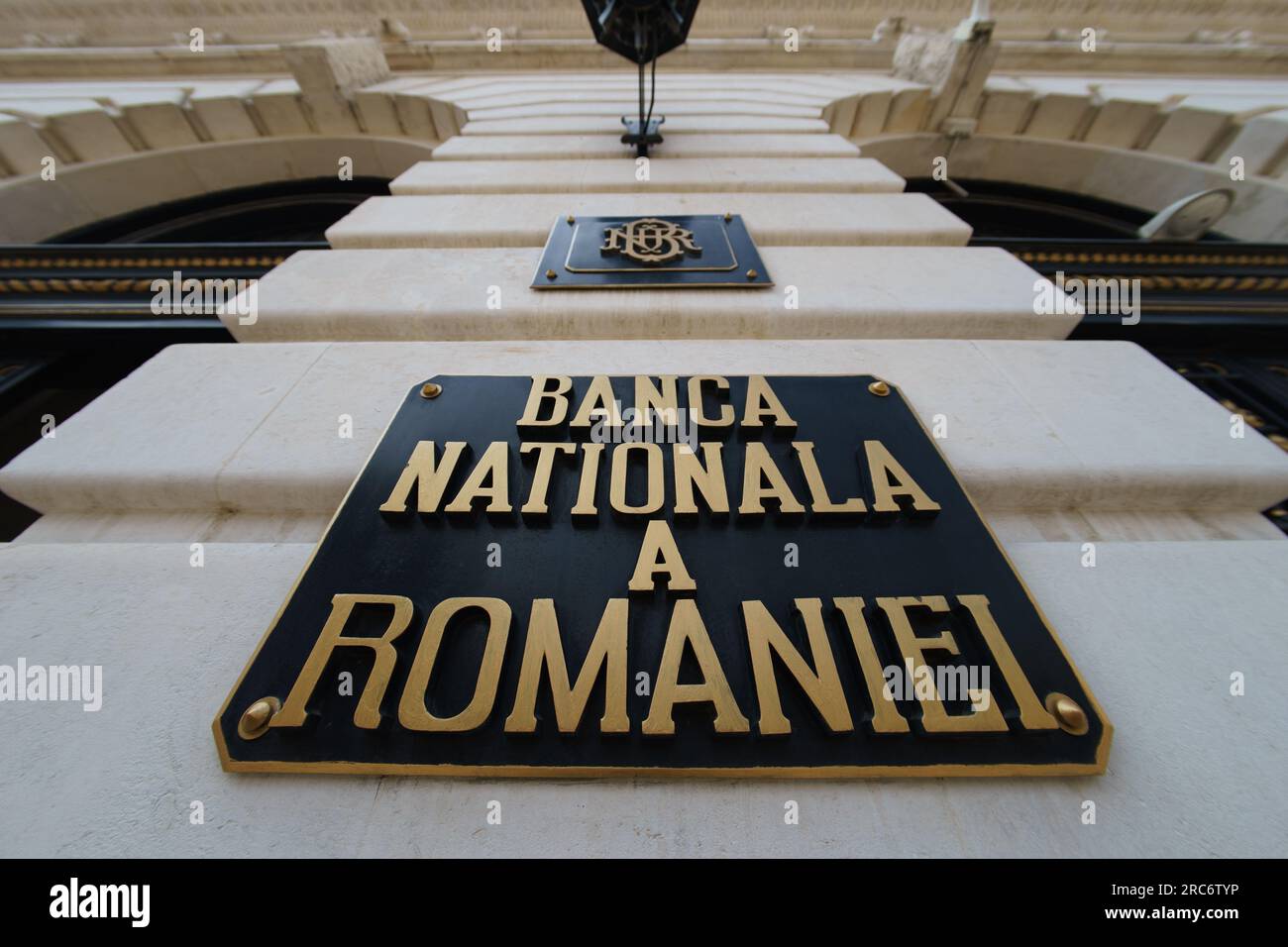 Bucarest, Romania. 12 luglio 2023: La sede della Banca Nazionale di Romania (BNR), la nuova ala del Palazzo BNR, all'interno della quale si svolge la quotazione alla Borsa di Bucarest di Hidroelectrica, il maggiore produttore di energia elettrica della Romania. Hidroelectrica (BSE H2O) debutta con la più grande IPO nella storia di BVB per un valore di 1,9 miliardi di euro, attraverso la quale Fondul Proprietatea ha venduto tutte le sue azioni del 19,94%. Crediti: Lucian Alecu/Alamy Live News Foto Stock
