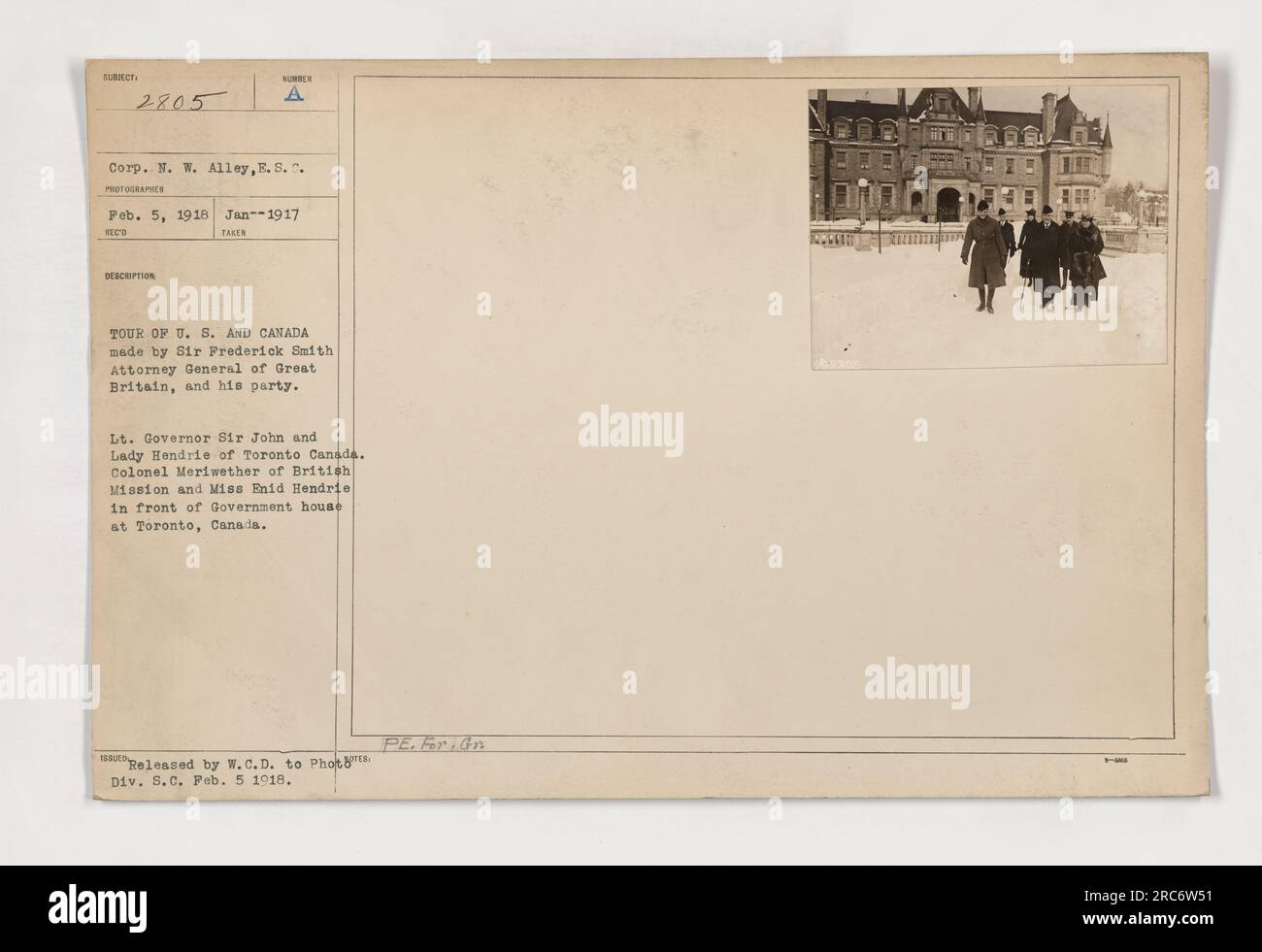 Tenente Governatore Sir John e Lady Hendrie di Toronto, Canada, unitevi a Sir Frederick Smith, Procuratore generale della Gran Bretagna, Colonnello Meriwether della British Mission e Miss Enid Hendrie per un tour di fronte al Government House di Toronto, Canada. (Dettagli foto: 111-SC-2805, scattata il 5 febbraio 1918, durante un tour degli Stati Uniti e del Canada da Sir Frederick Smith) Foto Stock