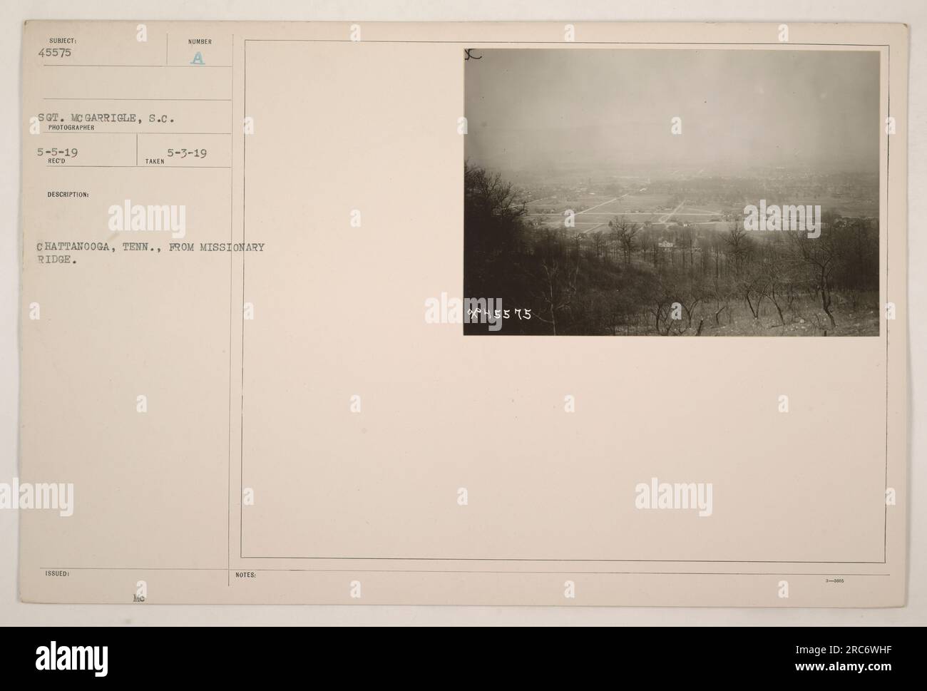 Il sergente McGarrigle ha scattato questa foto il 3 maggio 1919, catturando una vista di Chattanooga, Tennessee, da Missionary Ridge. L'immagine fornisce una rappresentazione dettagliata del paesaggio della città durante le attività militari della prima guerra mondiale. Le note del sergente McGarrigle indicano che il numero assegnato a questa fotografia è 45575. Foto Stock