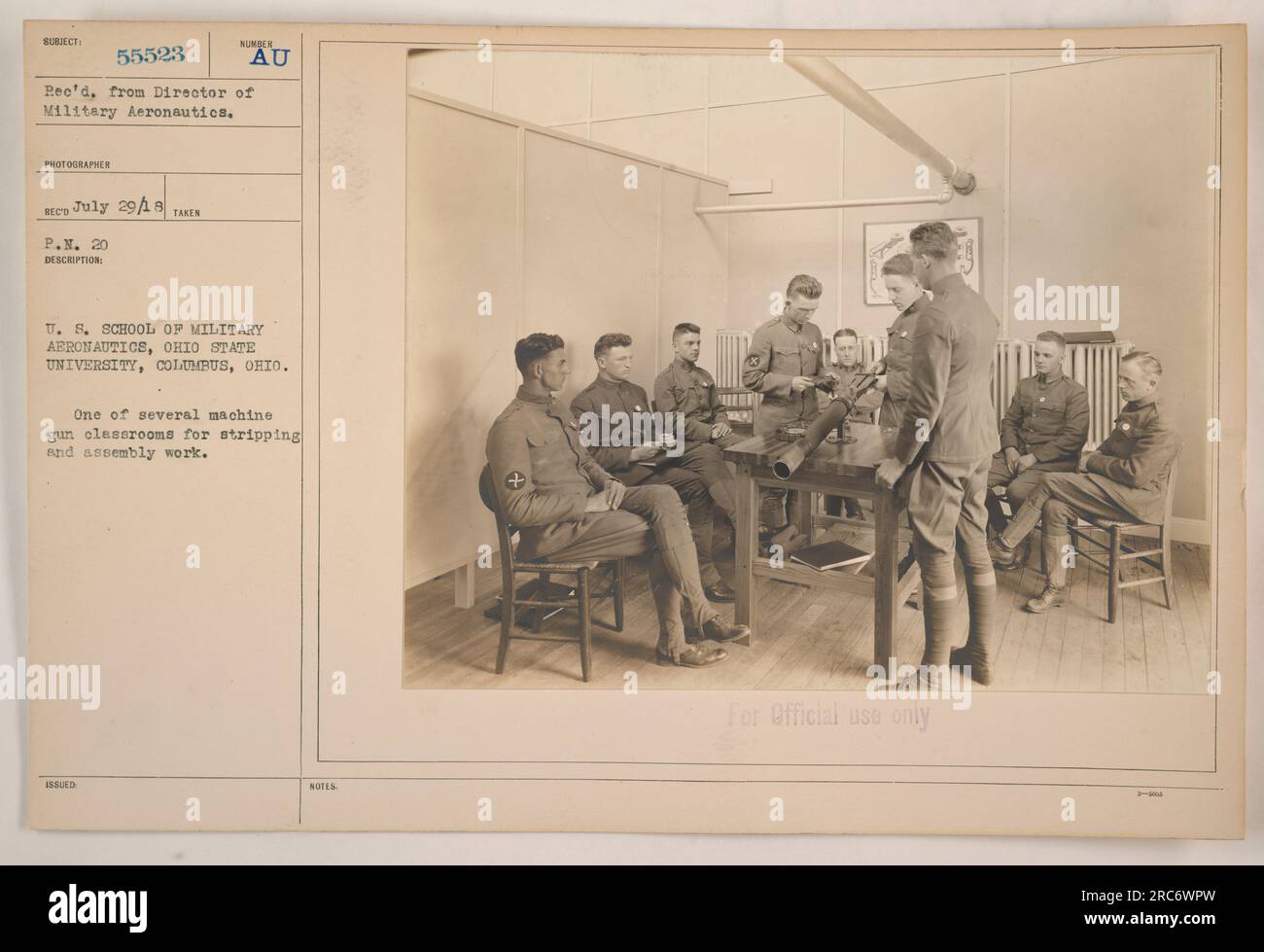 Una delle numerose aule di mitragliatrice per lavori di spelatura e assemblaggio negli Stati Uniti School of Military Aeronautics, Ohio State University, Columbus, Ohio durante la prima guerra mondiale. La foto è stata scattata il 29 luglio 1918 ed è stata destinata esclusivamente all'uso ufficiale. Foto Stock