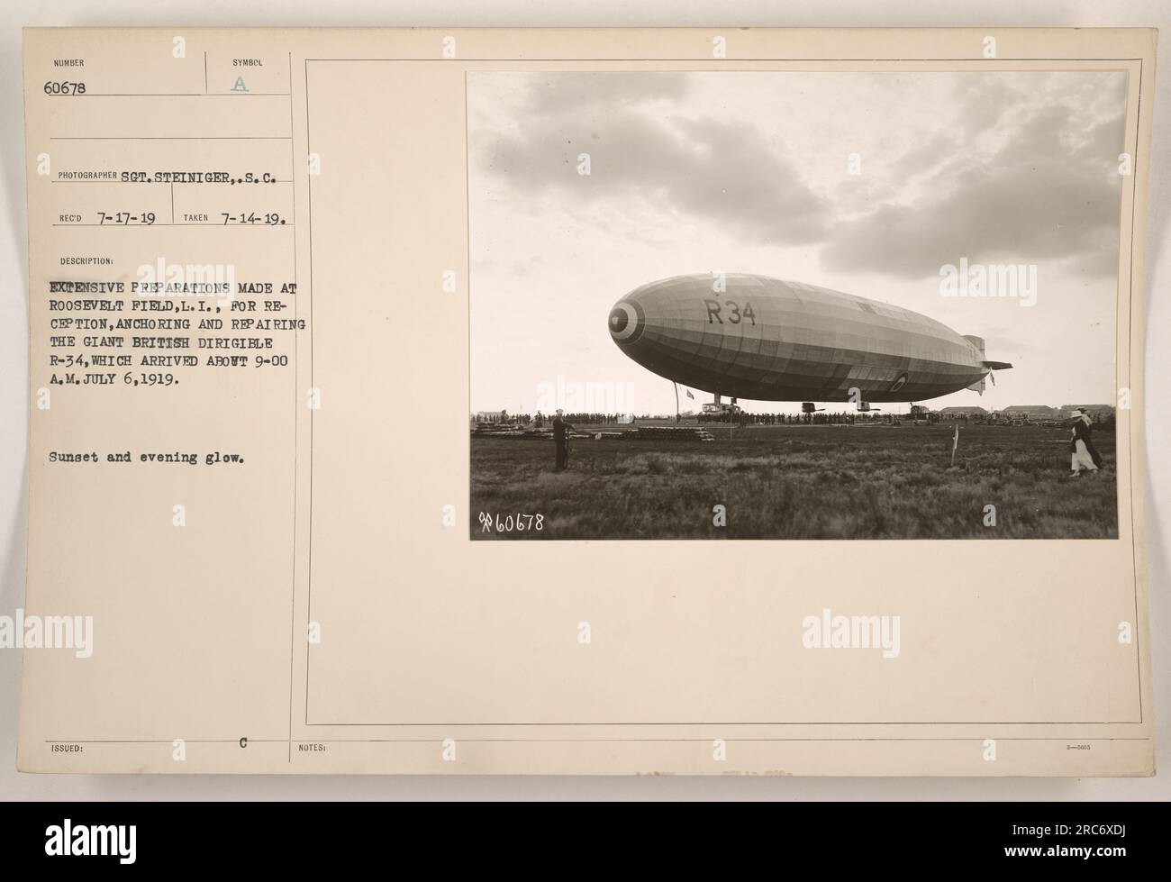 Roosevelt Field, L.I., si preparò per l'arrivo, l'attracco e la riparazione del dirigibile britannico R-34 il 6 luglio 1919. Questa fotografia, scattata il 14 luglio 1919, mostra il tramonto e il bagliore serale sul campo. Il sergente Steiniger catturò gli ampi preparativi fatti per l'accoglienza dell'R-34. Foto Stock