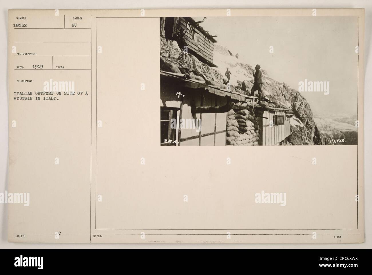 Avamposto italiano sul fianco di una montagna in Italia durante la prima guerra mondiale. La fotografia è stata scattata nel 1919 e fa parte della collezione con il numero di identificazione 111-SC-18152. L'immagine mostra una rappresentazione simbolica di un avamposto militare italiano che si affaccia sul terreno accidentato. Foto Stock