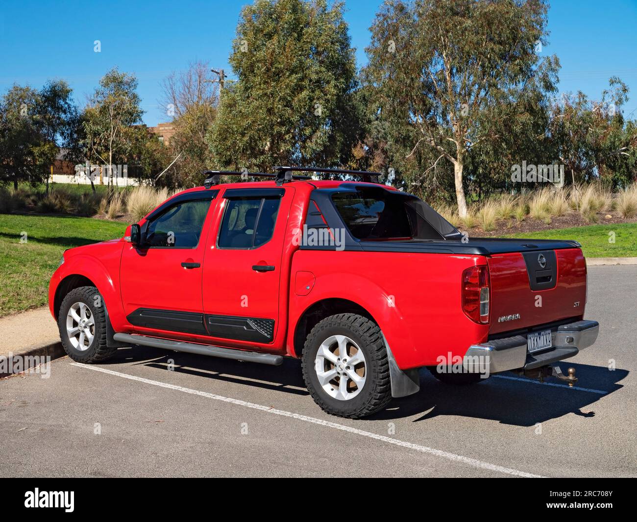 Ballarat Australia / A 2012 Nissan Navara ST D40 serie 6 manuale 4x2 Dual Cab nel parcheggio. Foto Stock