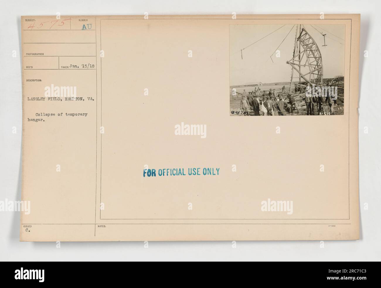 Un hangar temporaneo collassato a Langley Field, Hampton, Virginia. La foto è stata scattata il 15 gennaio 1918. Rappresenta le conseguenze del crollo della struttura. Questa immagine rientra nella categoria "fotografie di attività militari americane durante la prima guerra mondiale" e ha delle restrizioni come "solo per uso ufficiale". Foto Stock