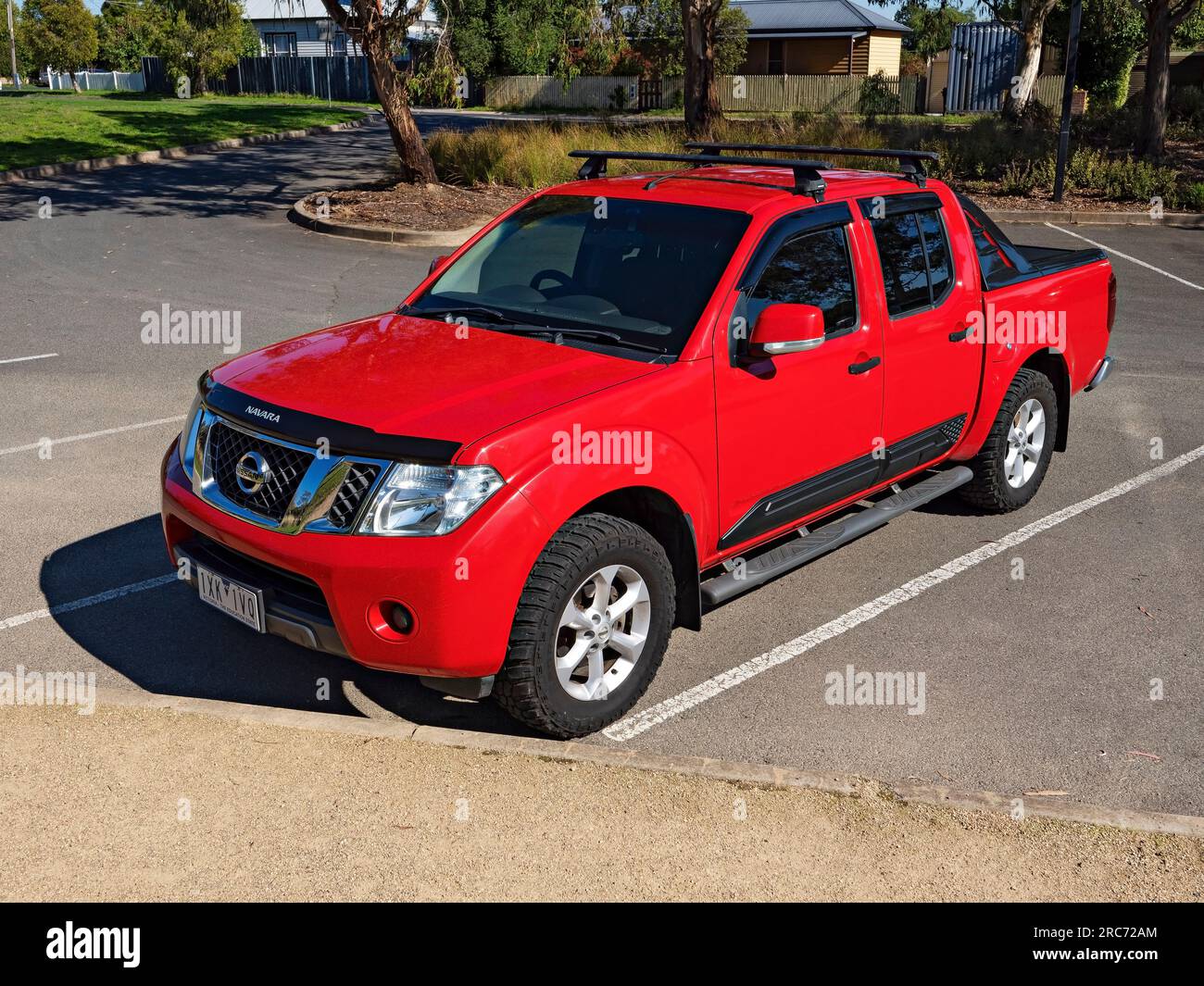 Ballarat Australia / A 2012 Nissan Navara ST D40 serie 6 manuale 4x2 Dual Cab nel parcheggio. Foto Stock