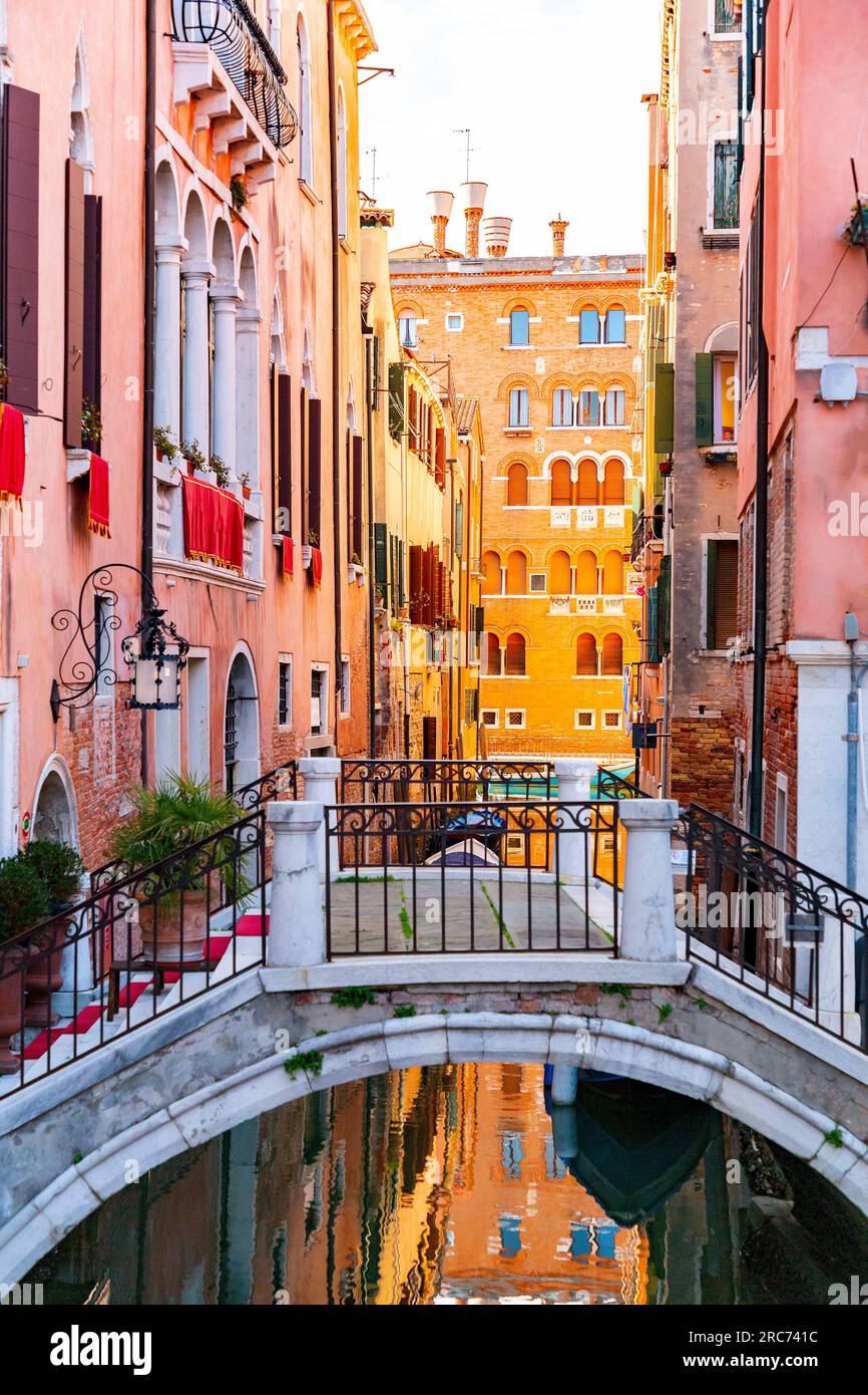 Splendidi canali e tradizionali edifici veneziani a Venezia, Veneto, Italia nord-orientale. Foto Stock