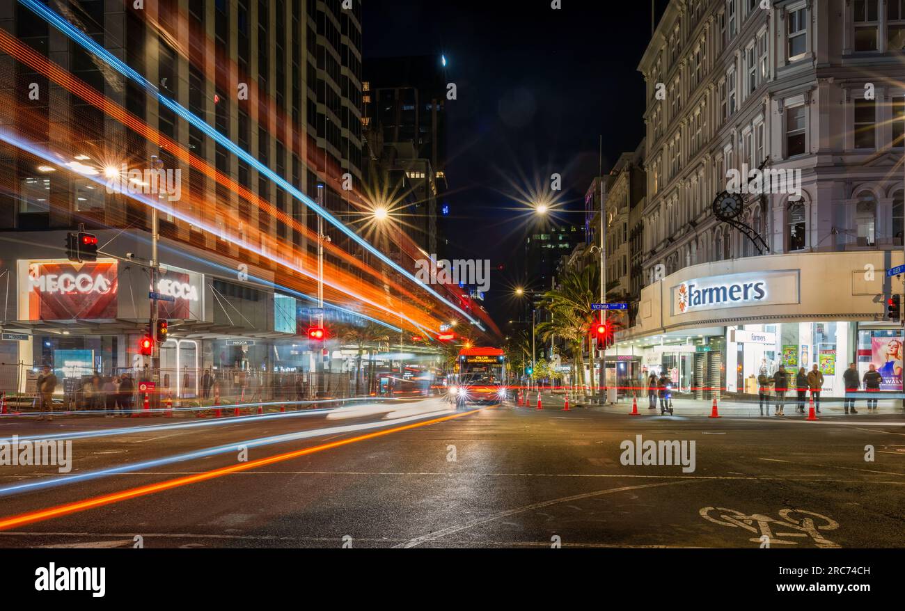 Immagine a lunga esposizione di Queen Street di notte con sentieri luminosi che attraversano l'incrocio. Auckland. Foto Stock