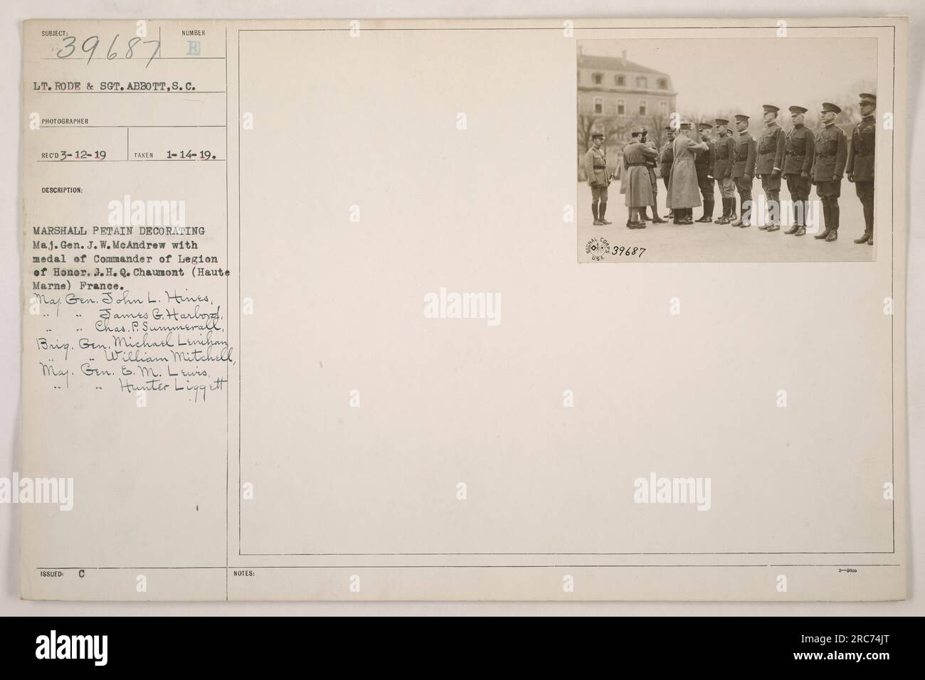 Questa immagine è una fotografia del tenente Rode e del sergente Abbott, scattata dal fotografo S.C. numero e, il 12 dicembre 1919. La foto cattura il momento in cui Marshall Petain decora il maggiore generale J. W. McAndrew con la medaglia di Comandante della Legione d'Onore. Questo evento si è svolto a Chaumont, in Francia, con la presenza del generale John L. Himes, James G. Harbord, CH.P. Summerall, Brig. Il generale Michael Linchan William Mitchell, il maggiore generale M. Lewis e Hunter Biggett. Le note aggiuntive indicano che la foto è numerata 139687. Foto Stock