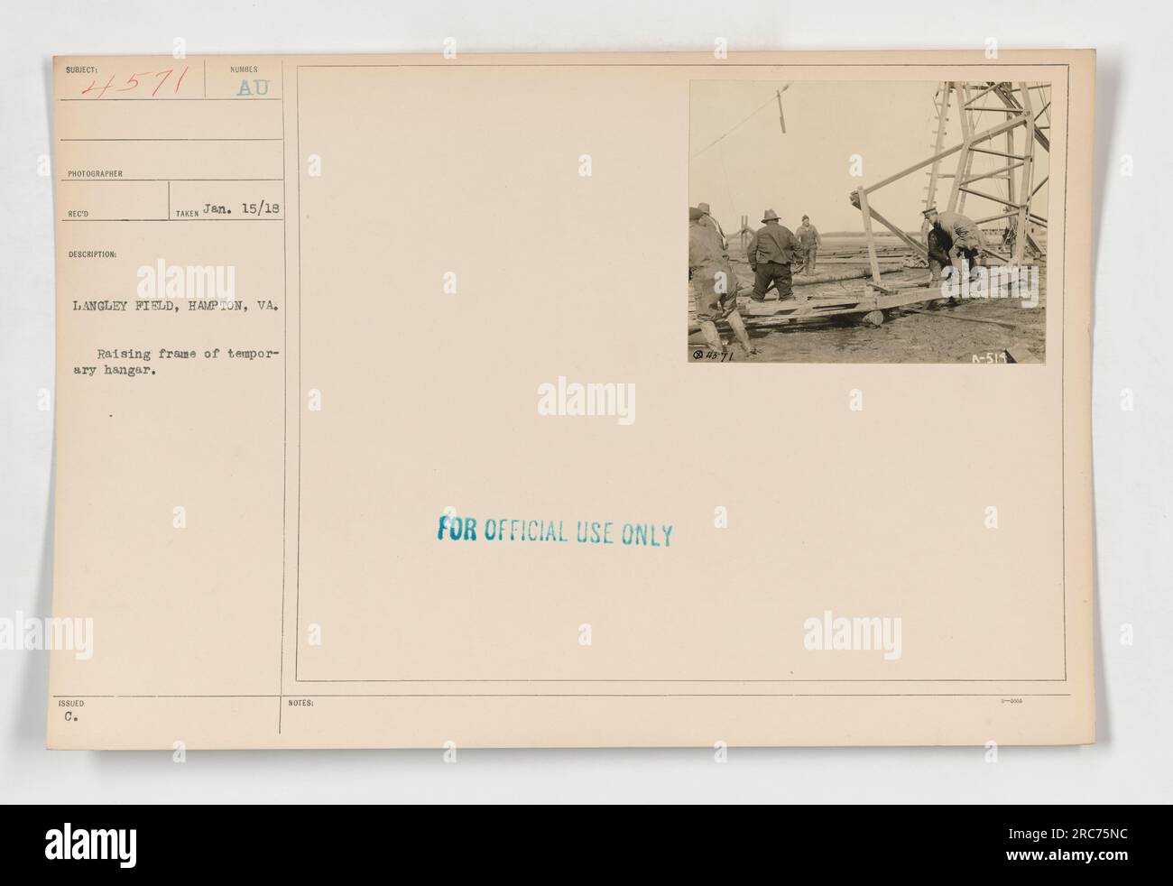L'immagine 111-SC-4571 illustra il processo di sollevamento della cornice di un hangar temporaneo a Langley Field a Hampton, Virginia. Scattata dal fotografo Huber, l'immagine è ufficiale, rilasciata il 15/19 gennaio. La descrizione indica che il telaio dell'hangar è in fase di montaggio. Nota: Questa immagine è solo per uso ufficiale. Foto Stock