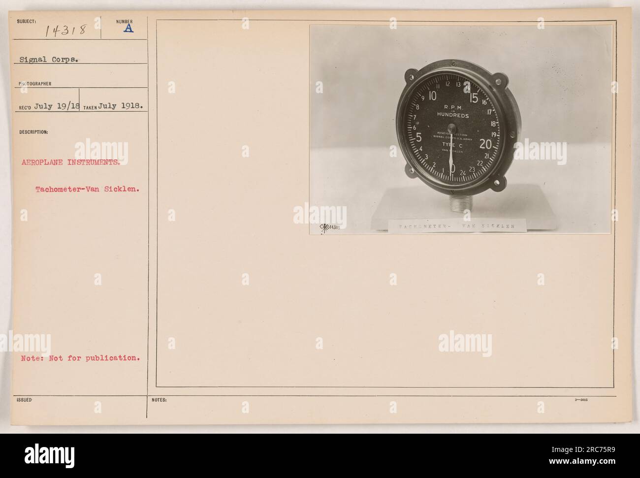 Didascalia: Una fotografia del luglio 1918 che mostra strumenti aerei, in particolare un tachimetro-Van Sicklen. L'immagine mostra un quadrante che indica 15 giri/min (giri al minuto), insieme a vari numeri e contrassegni. Questa immagine proviene dalla collezione "fotografie delle attività militari americane durante la prima guerra mondiale". Foto Stock