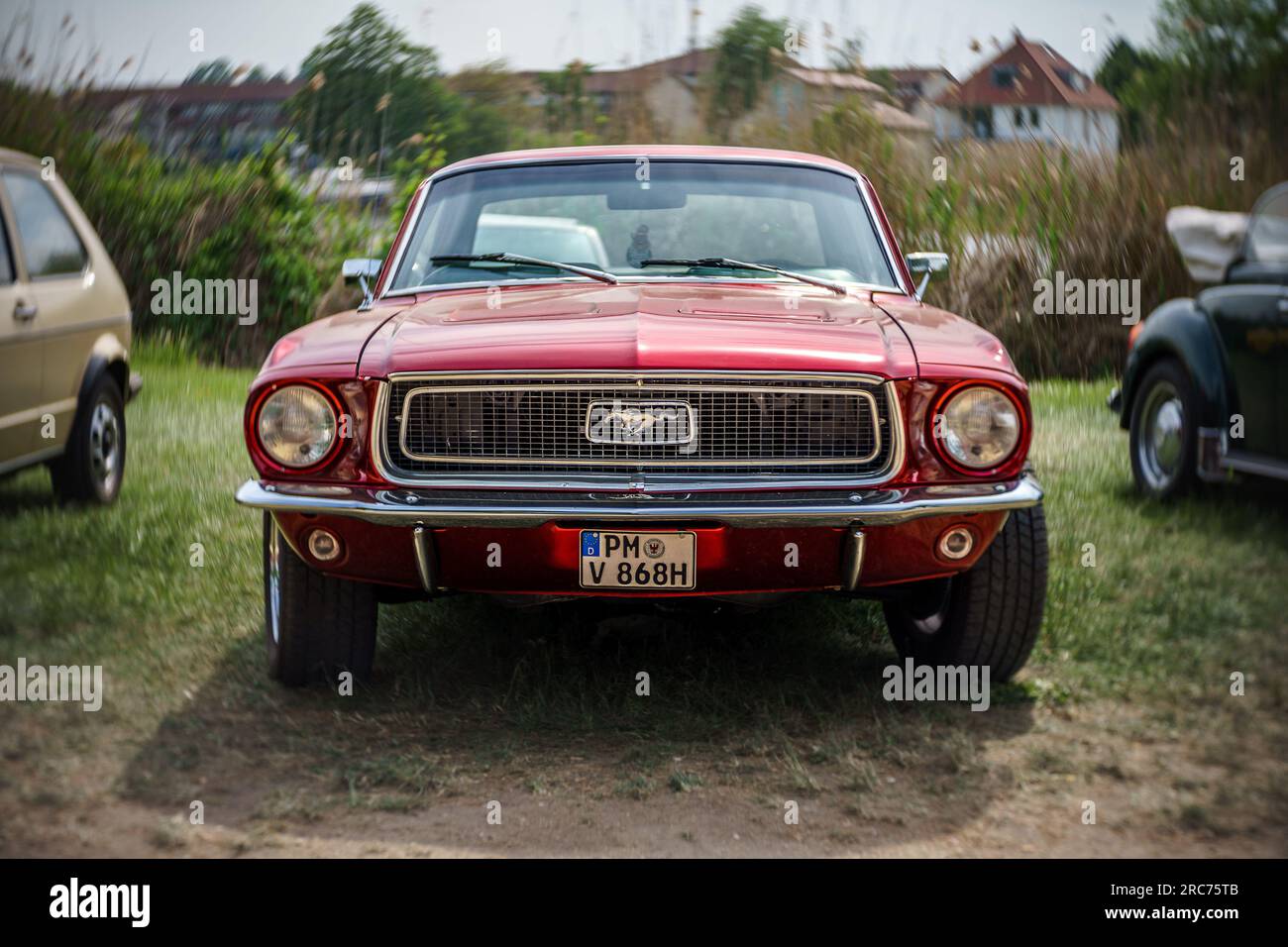 WERDER (HAVEL), GERMANIA - 20 MAGGIO 2023: La muscle car Ford Mustang, 1968. Obiettivo Swirl bokeh, ART. Oldtimer - Festival Werder Classics 2023 Foto Stock