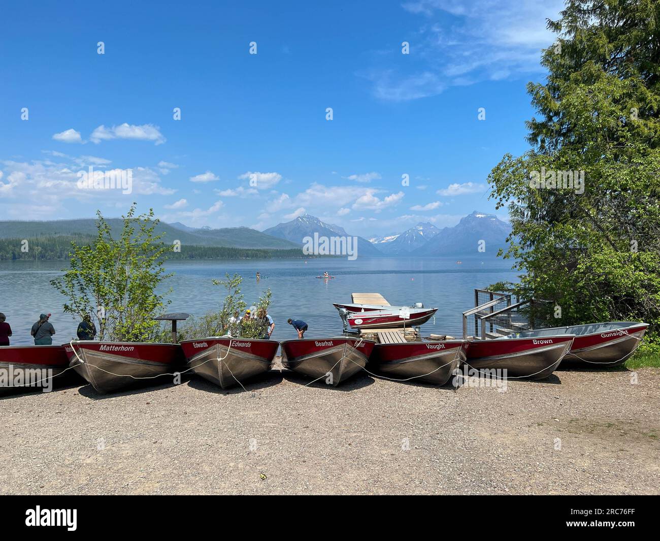 West Glacier, MT USA - 20 maggio 2023: Barche allineate sullo splendido lago McDonald nel Glacier National Park a West Glacier in Montana in una giornata nebbiosa. Foto Stock