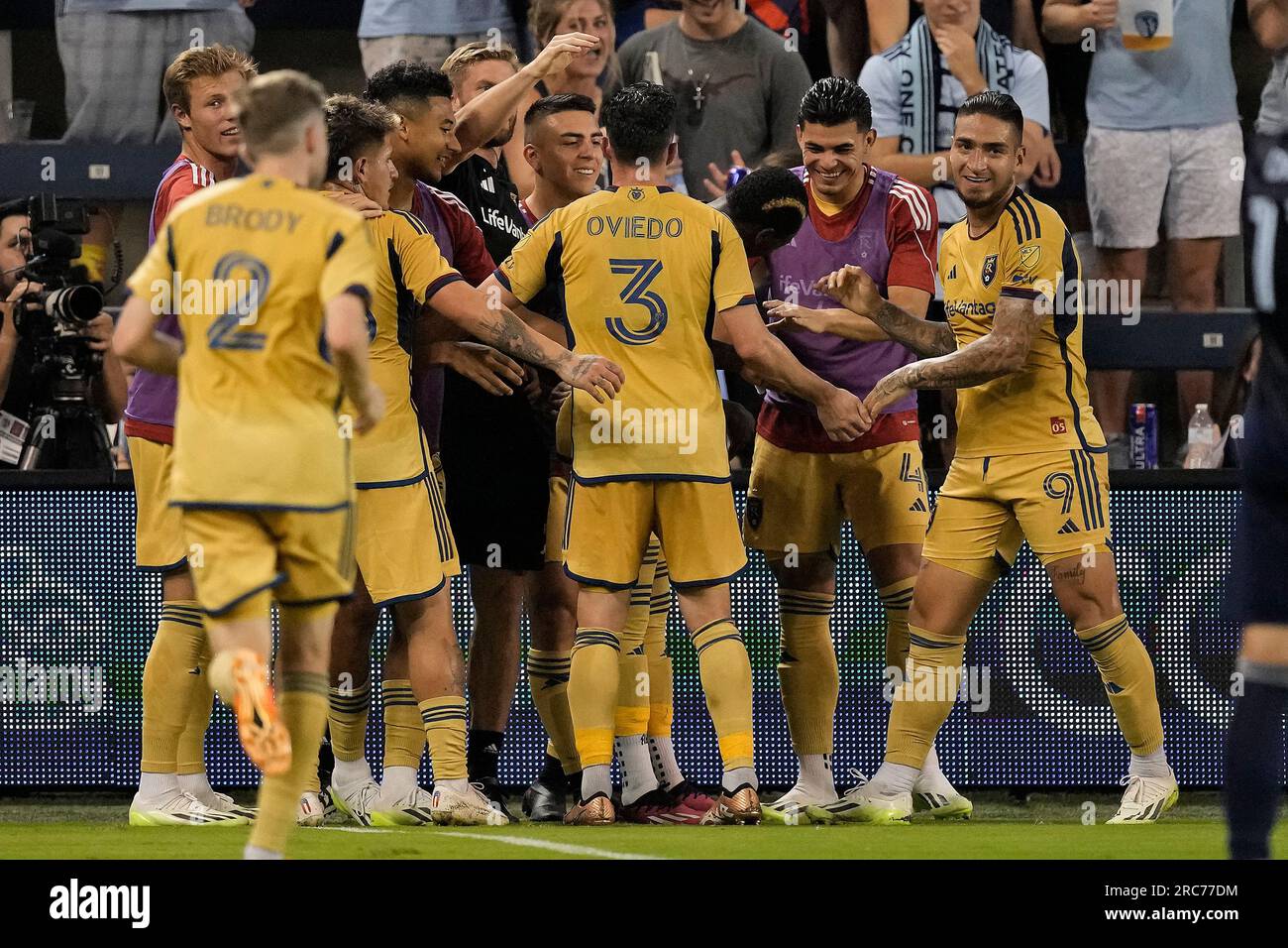 Real Salt Lake players celebrate midfielder Scott Caldwell's goal during the second half of an MLS soccer match against Sporting Kansas City Wednesday, July 12, 2023, in Kansas City, Kan. The teams tied 2-2. (AP Photo/Charlie Riedel) Foto Stock