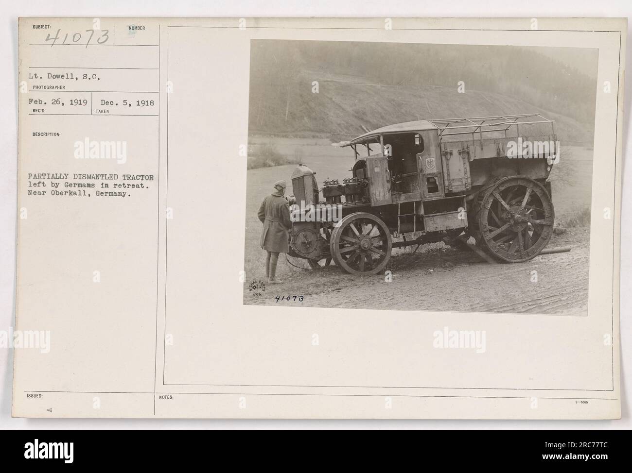 Un trattore parzialmente smantellato lasciato dai tedeschi in ritirata vicino a Oberkall, in Germania. Fotografia scattata dal tenente Dowell il 26 febbraio 1919. Rilasciato originariamente come parte della descrizione numero 41073. Foto Stock