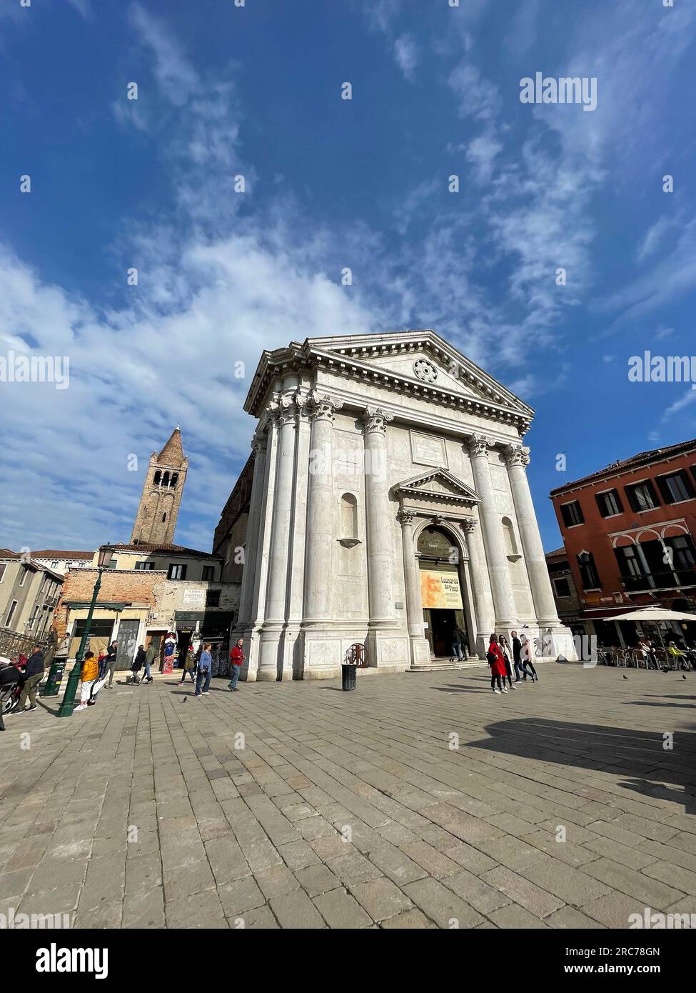 Venezia, 3 aprile 2022: Campo San Barnaba è una piazza del Dorsoduro sestiere di Venezia. La chiesa del quartiere è la San Barnaba. Foto Stock