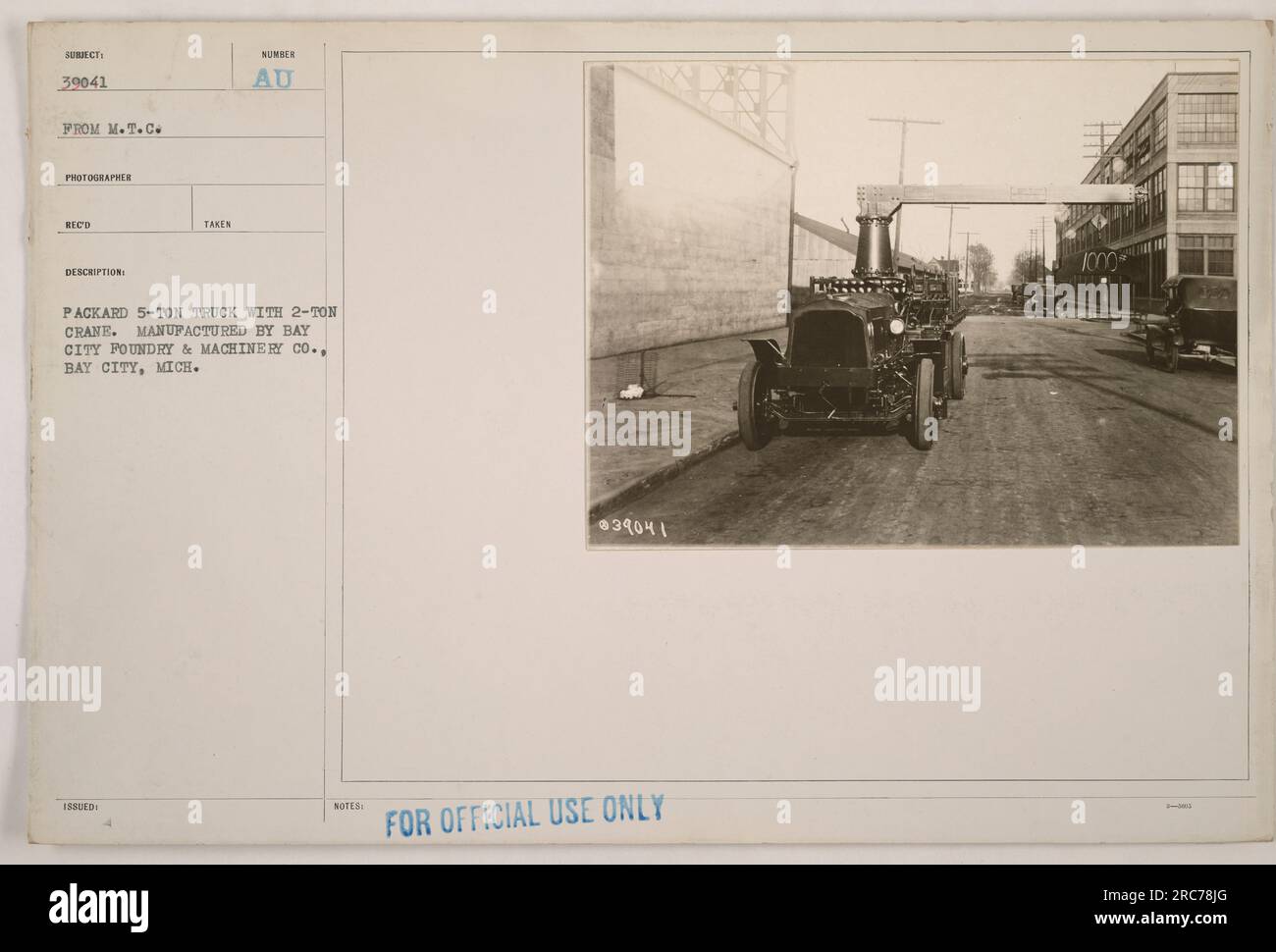 In questa immagine è raffigurato un veicolo Packard da 5 tonnellate con una gru da 2 tonnellate. Il veicolo è stato prodotto dalla Bay City Foundry & Machinery Co. Di Bay City, Michigan. La foto è stata scattata da un fotografo M.T.C. e reca il numero di riferimento 39041 solo per uso ufficiale. Foto Stock