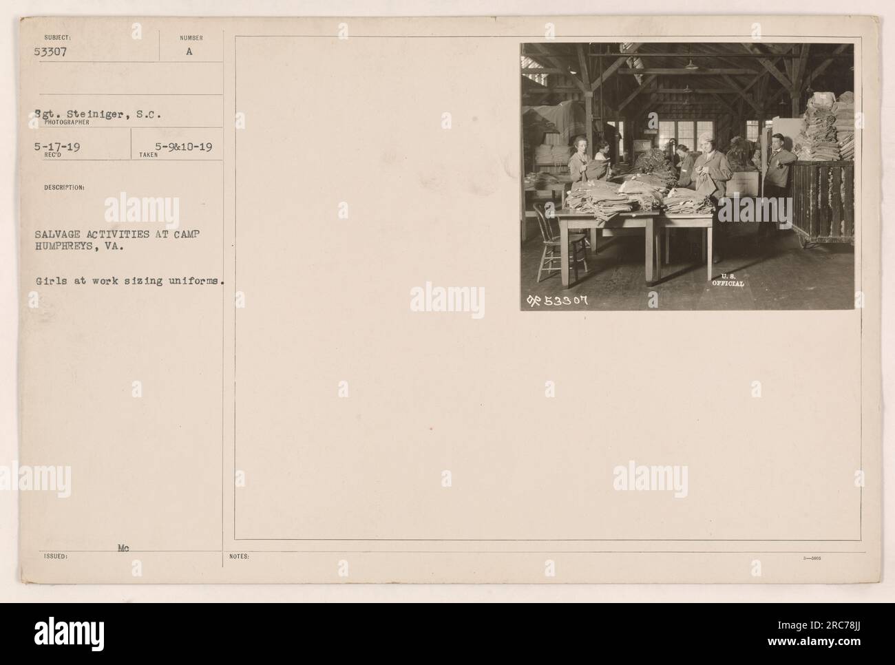 Camp Humphreys, situato in Virginia, era un sito dove le attività di salvataggio ebbero luogo durante la prima guerra mondiale Nella foto, le ragazze possono essere viste lavorare su uniformi di misura. L'immagine è stata scattata dal sergente Steiniger il 17 maggio 1919, e il suo numero record ufficiale è 5-910-19. Foto Stock
