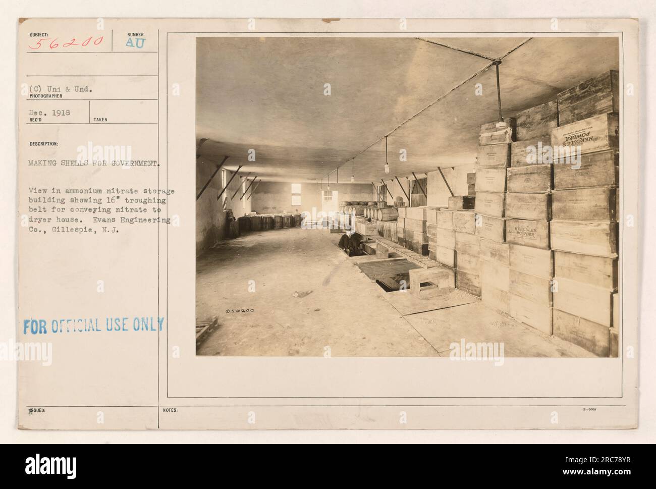 "Edificio di stoccaggio di nitrato di ammonio alla Evans Engineering Co. A Gillespie, N.J. Questa foto, scattata nel dicembre 1918 durante la prima guerra mondiale, mostra un nastro a conca da 16 pollici utilizzato per il trasporto di nitrati all'asciugatrice. La società era coinvolta nella produzione di proiettili per le attività militari del governo." Foto Stock