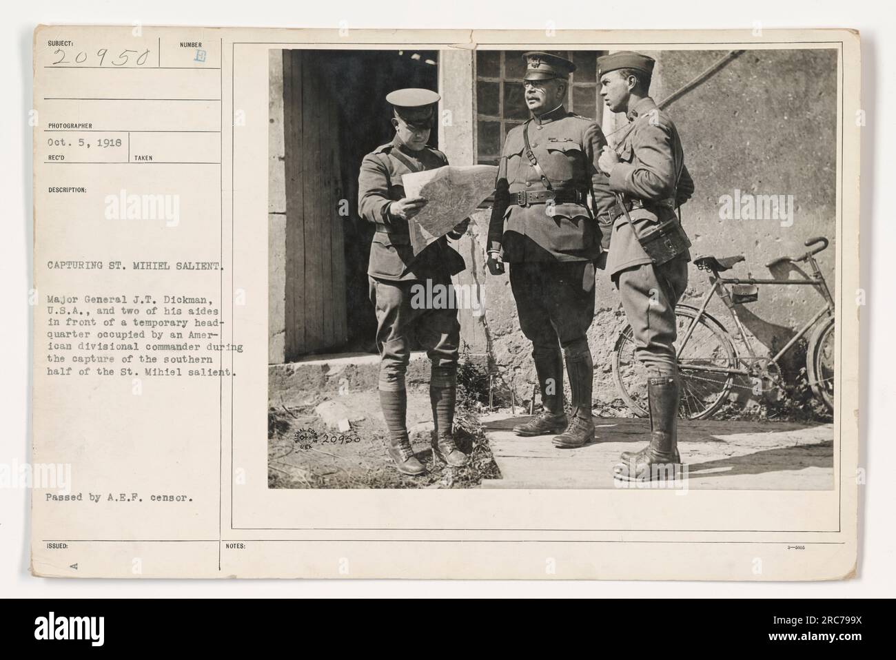 Didascalia: Maggiore generale J.T. Diokman, U.S.A., insieme a due assistenti, fotografato il 5 ottobre 1918, durante la cattura della metà meridionale della St. Mihiel Salient. L'immagine raffigura il trio di fronte a un quartier generale temporaneo occupato da un comandante di divisione americano. Foto rilasciata dopo il passaggio da A.E.F. censor. Foto Stock