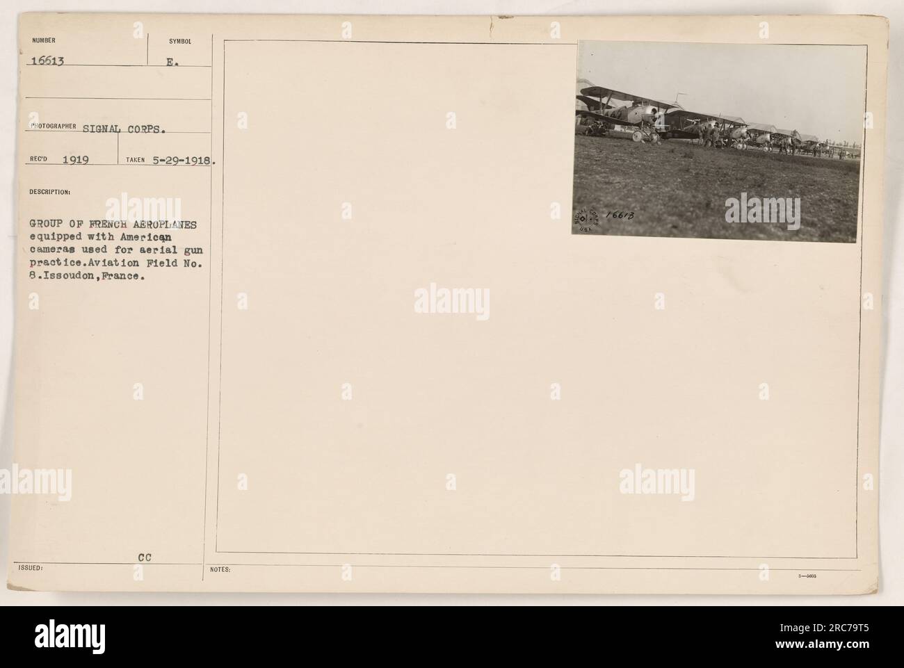 Gruppo di aeroplani francesi al campo di aviazione n. 8 di Issoudon, in Francia, equipaggiati con telecamere americane per la pratica aerea dei cannoni. Foto scattata il 29 maggio 1918 dai fotografi del Signal Corps. Descrizione: Simbolo rilasciato E. Rosso 1919. Fotografia numero 16613. CC Note: 76618. Foto Stock