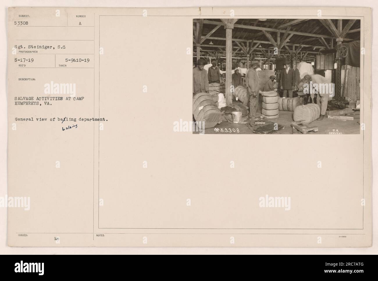 Didascalia: Una fotografia scattata il 17 maggio 1919 mostra il reparto di imballaggio a Camp Humphreys, Virginia, durante le attività di recupero. Il sergente Steiniger del Salvage Corps è raffigurato nel soggetto 53308. La fotografia è stata rilasciata con il numero A 5-910-19 ed è parte della collezione che documenta le attività militari americane durante la prima guerra mondiale. Foto Stock