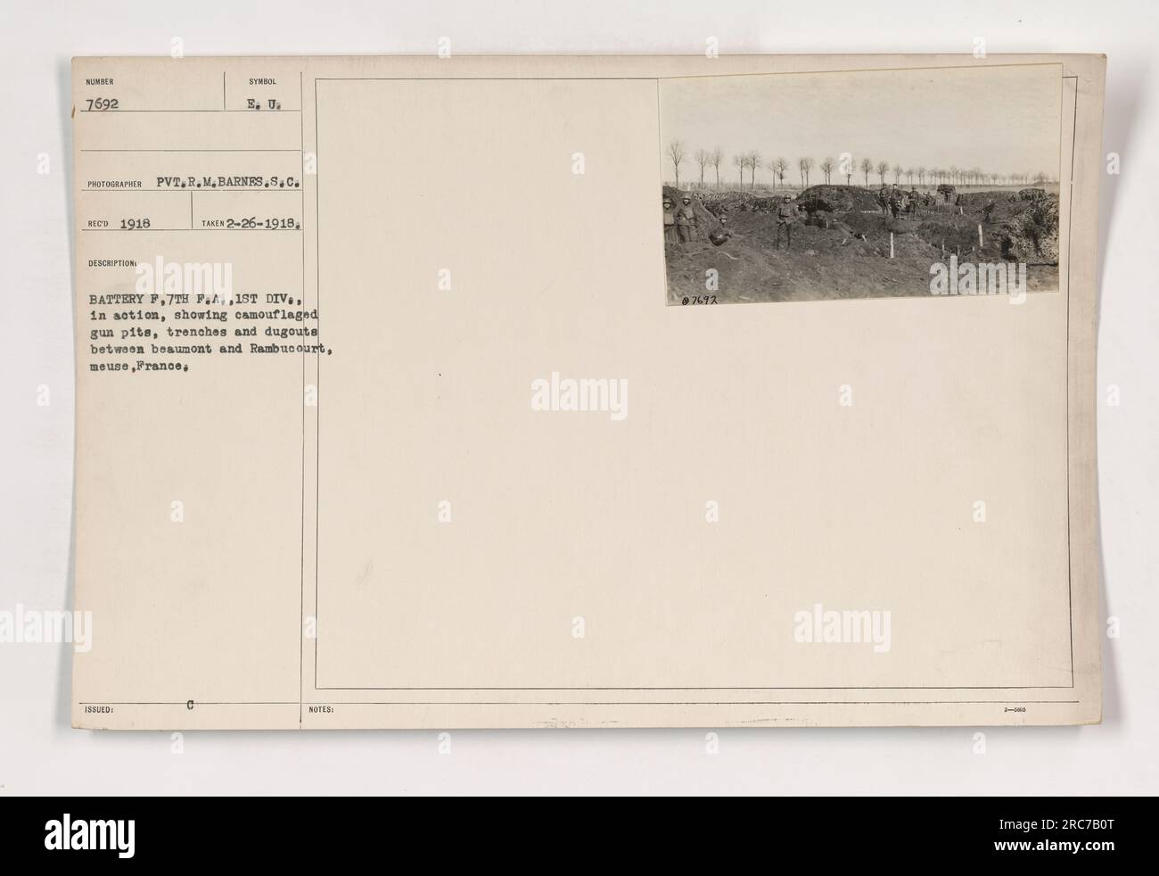 Batteria F della 7th Field Artillery in azione, con pozzi mimetici, trincee e dugouts, situati tra Beaumont e Rambucourt, in Francia. La foto è stata scattata il 26 febbraio 1918, durante la prima guerra mondiale Questa immagine fa parte della collezione di "fotografie delle attività militari americane durante la prima guerra mondiale" ed è stata scattata dal privato R.M. Barnes. Foto Stock