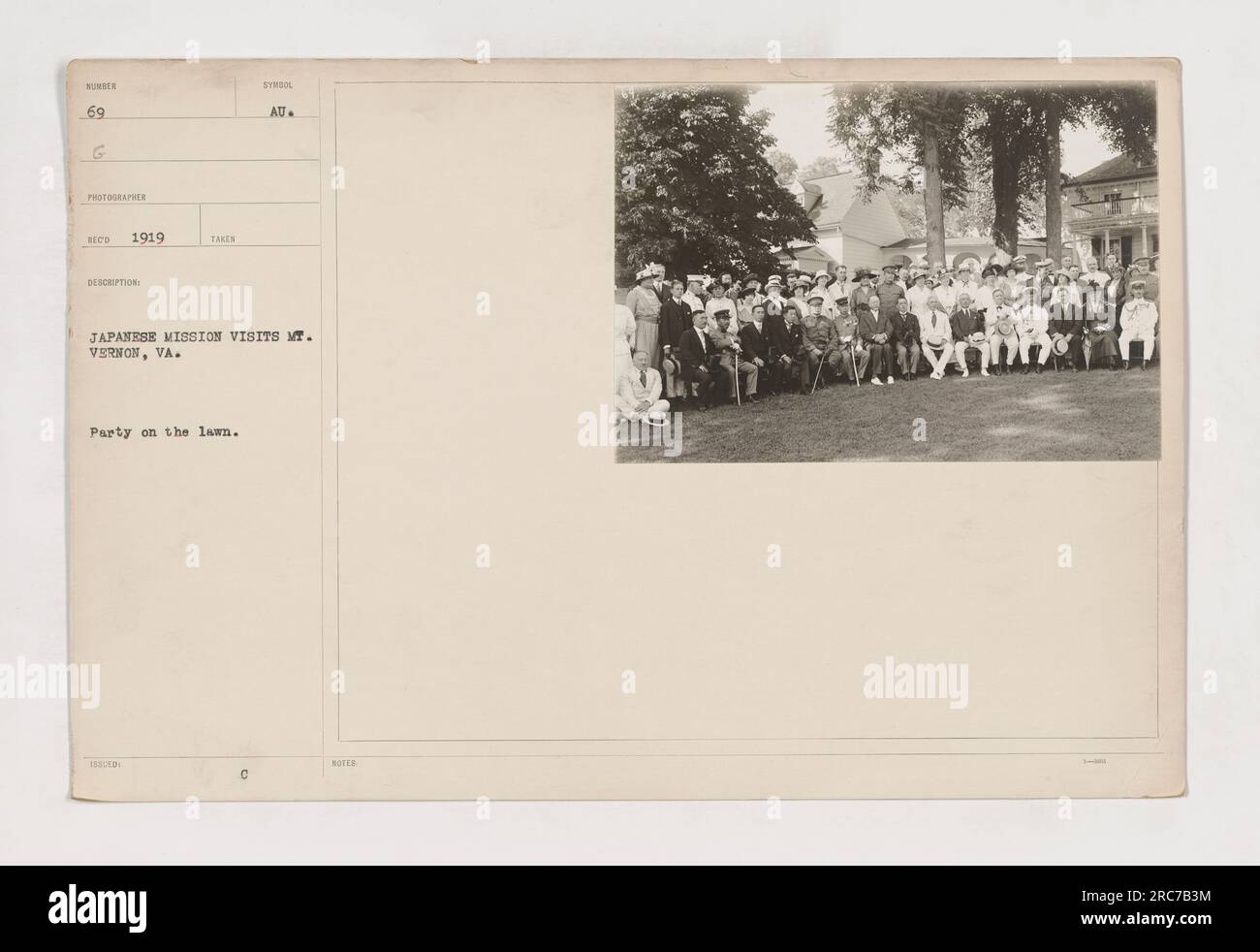 Missione giapponese e festa in visita a Mount Vernon, Virginia, nel 1919. La fotografia raffigura un gruppo di persone sul prato. Il simbolo sulla foto rappresenta la visita della missione giapponese al Monte Vernon. Foto Stock