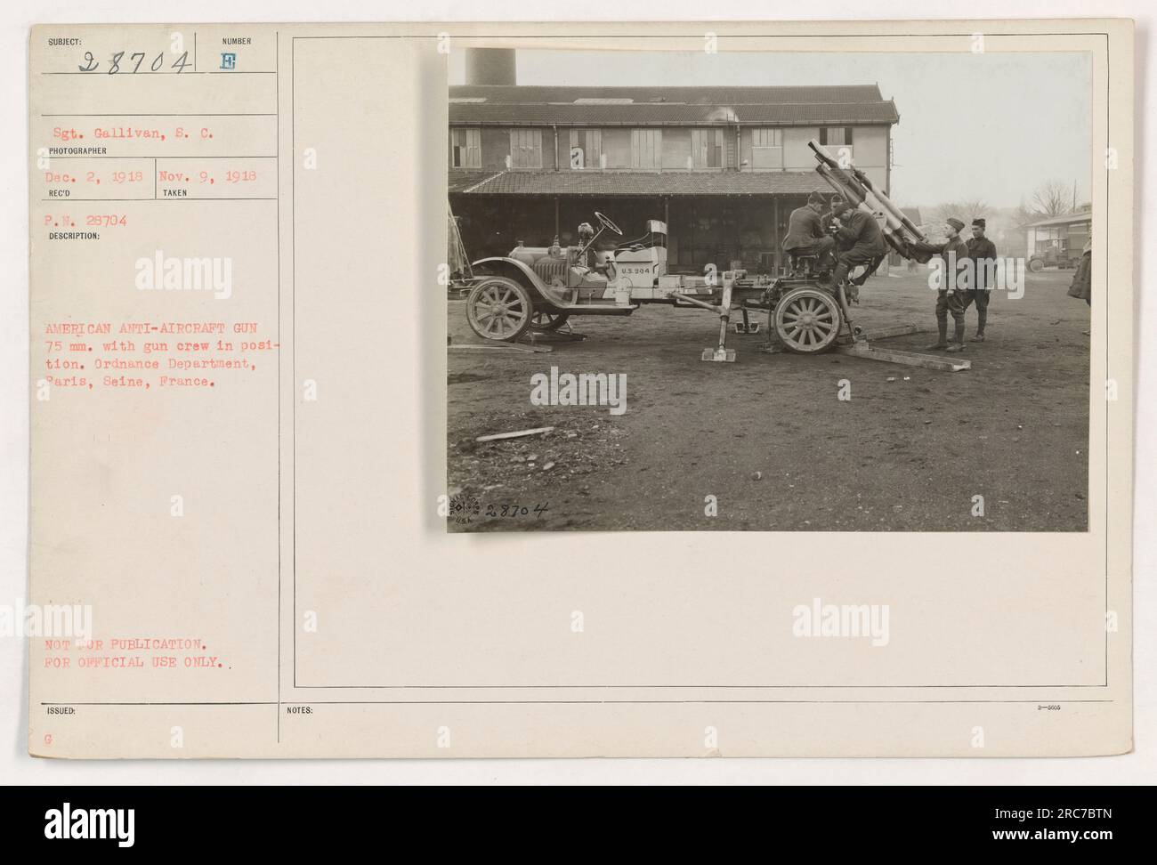 La fotografia raffigura un cannone antiaereo americano, in particolare un 75 mm. pistola, insieme al suo equipaggio di armi in posizione. Fu presa il 9 novembre 1918 dal Sgt. Gallivan nel Dipartimento di Ordnance di Parigi, Senna, Francia. Questa immagine non è destinata alla pubblicazione e può essere utilizzata solo per scopi ufficiali. Foto Stock