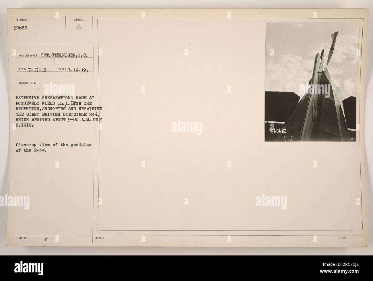 Preparativi al Roosevelt Field per l'arrivo del dirigibile R-34 il 6 luglio 1919. La fotografia mostra una vista ravvicinata delle gondole sulla R-34. L'immagine è stata scattata il 14 luglio 1919 dal sergente Steiniger. Foto Stock