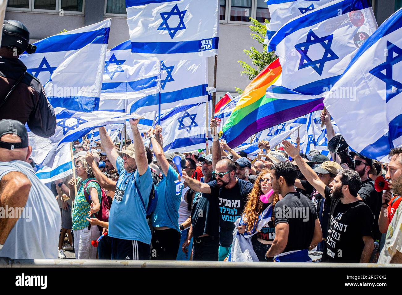 Gerusalemme, Israele. 11 luglio 2023. I manifestanti sventolano le bandiere israeliane e cantano durante una manifestazione. La polizia israeliana si è scontrata con i manifestanti in mezzo a enormi manifestazioni contro i controversi piani di riforma giudiziaria del governo. Le proteste sono scoppiate dopo che un disegno di legge per rimuovere il potere della Corte Suprema di rivedere le decisioni dei ministri ha approvato la sua prima lettura in parlamento lunedì sera. Le riforme hanno polarizzato il paese, scatenando mesi di manifestazioni di massa. Credito: SOPA Images Limited/Alamy Live News Foto Stock