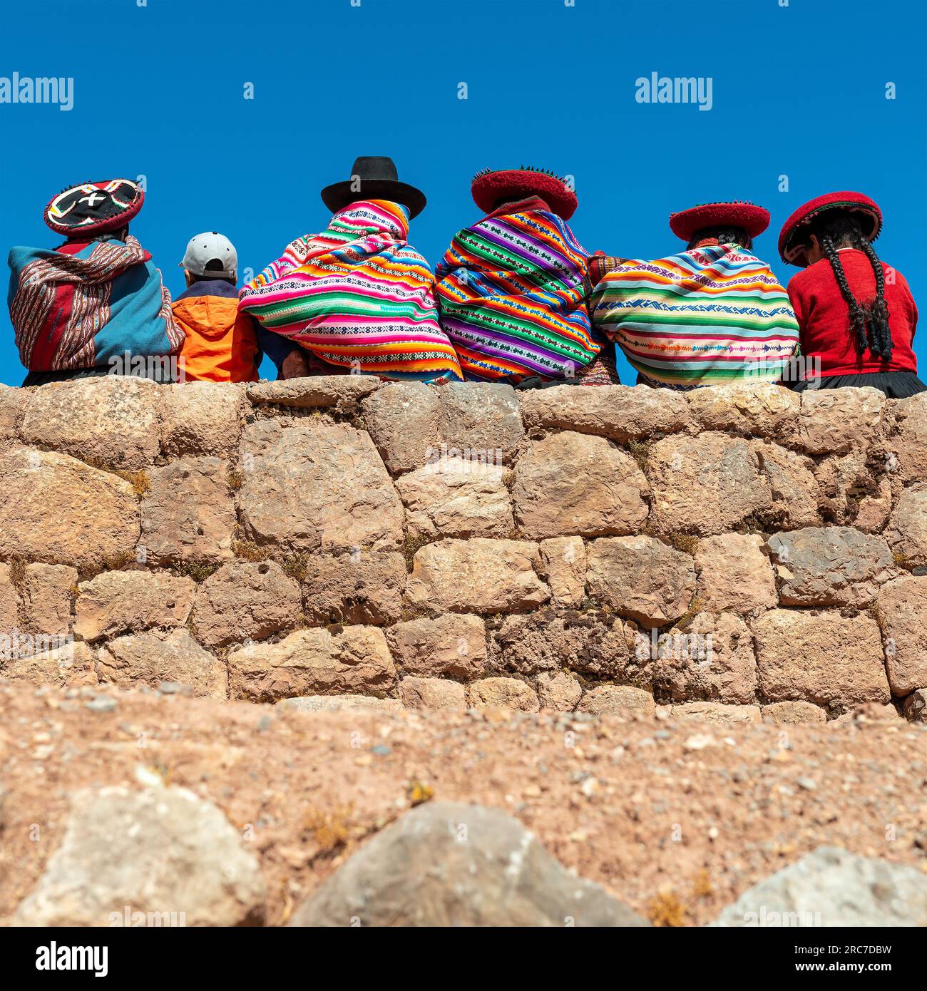 Popolo indigeno peruviano quechua sul muro inca, provincia di Cusco, Perù. Foto Stock
