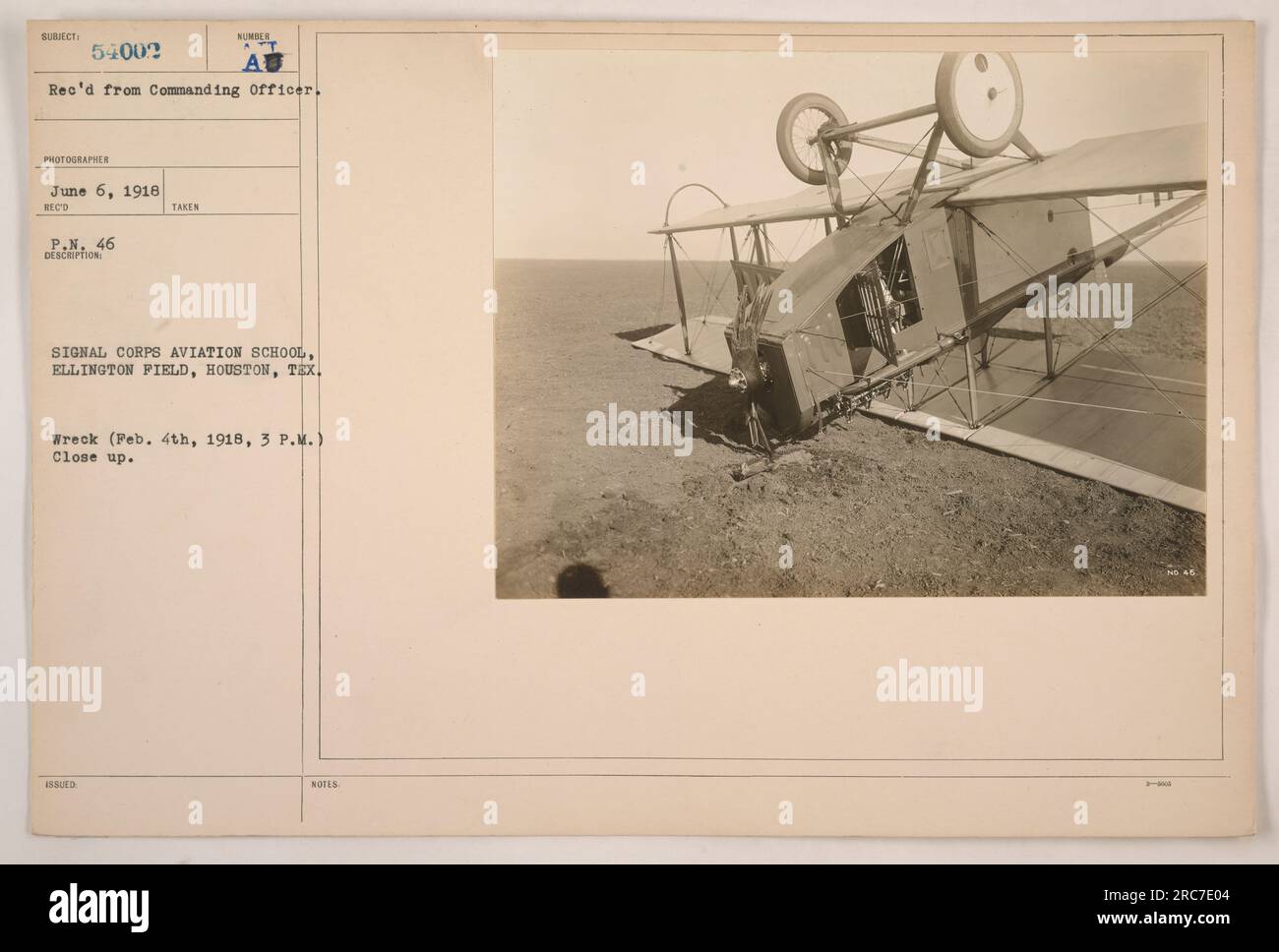 Una fotografia ravvicinata scattata a Ellington Field, Houston, Texas, il 4 febbraio 1918 alle 15:00 Il soggetto è un veicolo distrutto. L'immagine è stata ricevuta dall'ufficiale comandante e il fotografo è sconosciuto. Fu successivamente pubblicato il 6 giugno 1918, come parte della documentazione fotografica della Signal Corps Aviation School. Foto Stock