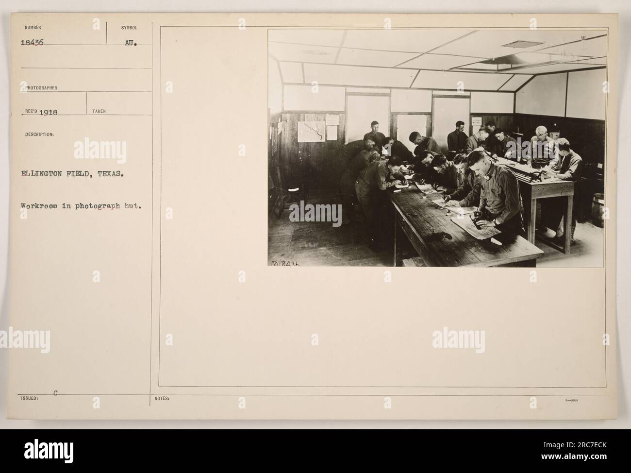 Sala da lavoro all'interno di una capanna fotografica a Ellington Field, Texas. Questa fotografia è stata scattata nel 1918 e fa parte della collezione di fotografie delle attività militari americane. Foto Stock