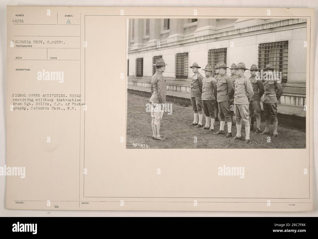 Un gruppo di soldati in addestramento militare dal sergente Gillis, un fotografo del Signal Corps della Columbia University. I soldati sono probabilmente istruiti sulla fotografia e altre tecniche di comunicazione correlate. Questa fotografia è stata scattata dal fotografo Signal Corps della Columbia University ed è numerata 048381. Foto Stock