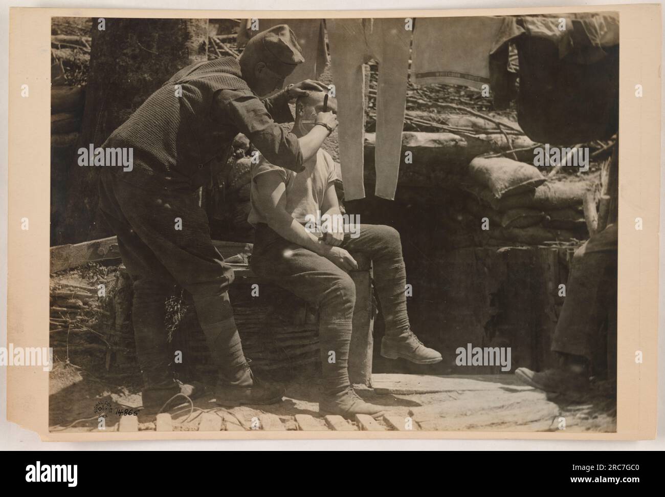 Soldati americani che marciano in formazione durante la prima guerra mondiale Sono vestiti con uniformi militari e caschi. I soldati trasportano fucili e baionette, con la testa alta e gli occhi puntati in avanti. L'immagine cattura la disciplina e l'unità dei militari durante questo periodo. Foto Stock