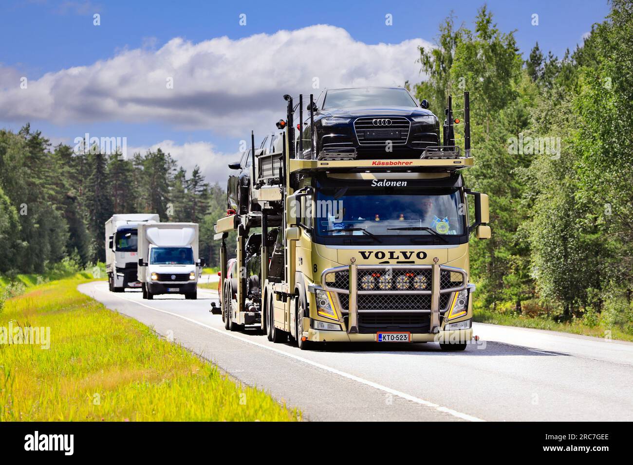 In estate, la portaerei Volvo FM Gold trasporta un carico di auto dal porto di Hanko verso l'interno della Finlandia. Raasepori, Finlandia. 7 luglio 2023 Foto Stock