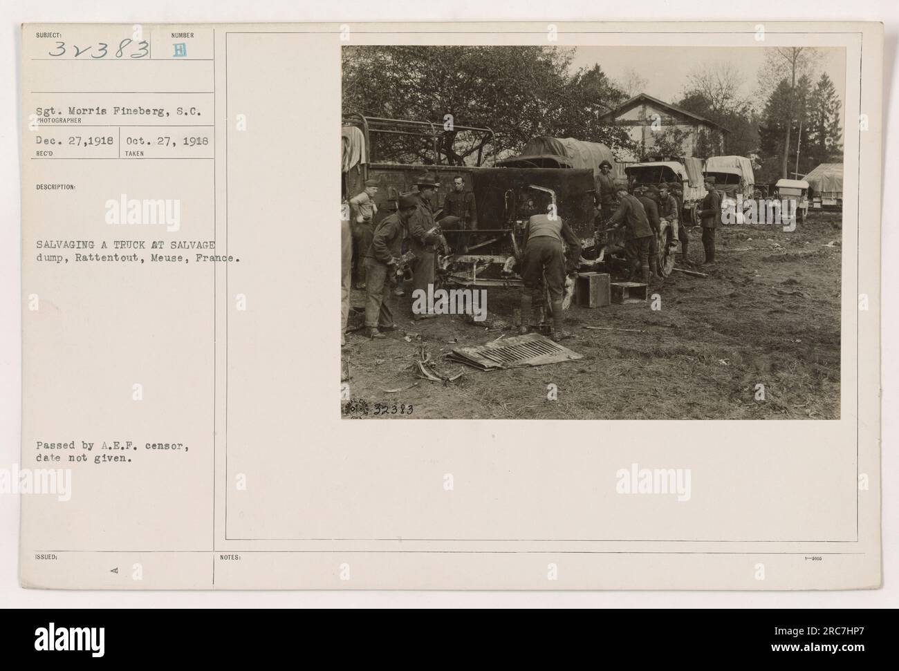 Soldati che salvano un camion in una discarica di salvataggio a Rattentout, Meuse, Francia durante la prima guerra mondiale La foto è stata scattata dal sergente Morris Fineberg, S.C. Non è chiaro quando la foto sia stata passata dalla censura A.E.F. Foto Stock