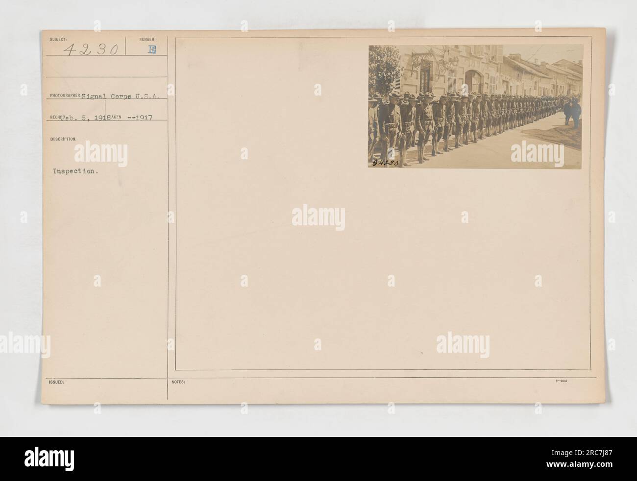 Soldati che conducono un'ispezione durante la prima guerra mondiale Questa fotografia, scattata il 5 settembre 1917, mostra i membri degli Stati Uniti Corpi di segnale che ispezionano apparecchiature o forniture. I soldati indossano uniformi militari e sembrano essere concentrati sul loro compito. Foto Stock