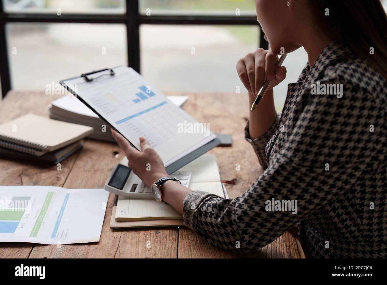 Analisi professionale del personale aziendale e pianificazione della strategia di marketing nel luogo di lavoro contabile Foto Stock