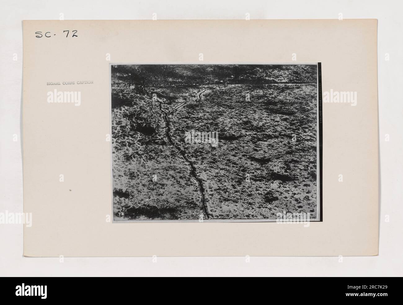 "Foto aerea scattata dagli Stati Uniti Signal Corps durante la prima guerra mondiale. L'immagine cattura le attività militari americane, mostrando le truppe che conducono manovre a terra con veicoli e artiglieria. Questa fotografia fornisce uno sguardo sul coinvolgimento dell'America nella guerra e sulle sue strategie militari durante questo periodo." Foto Stock