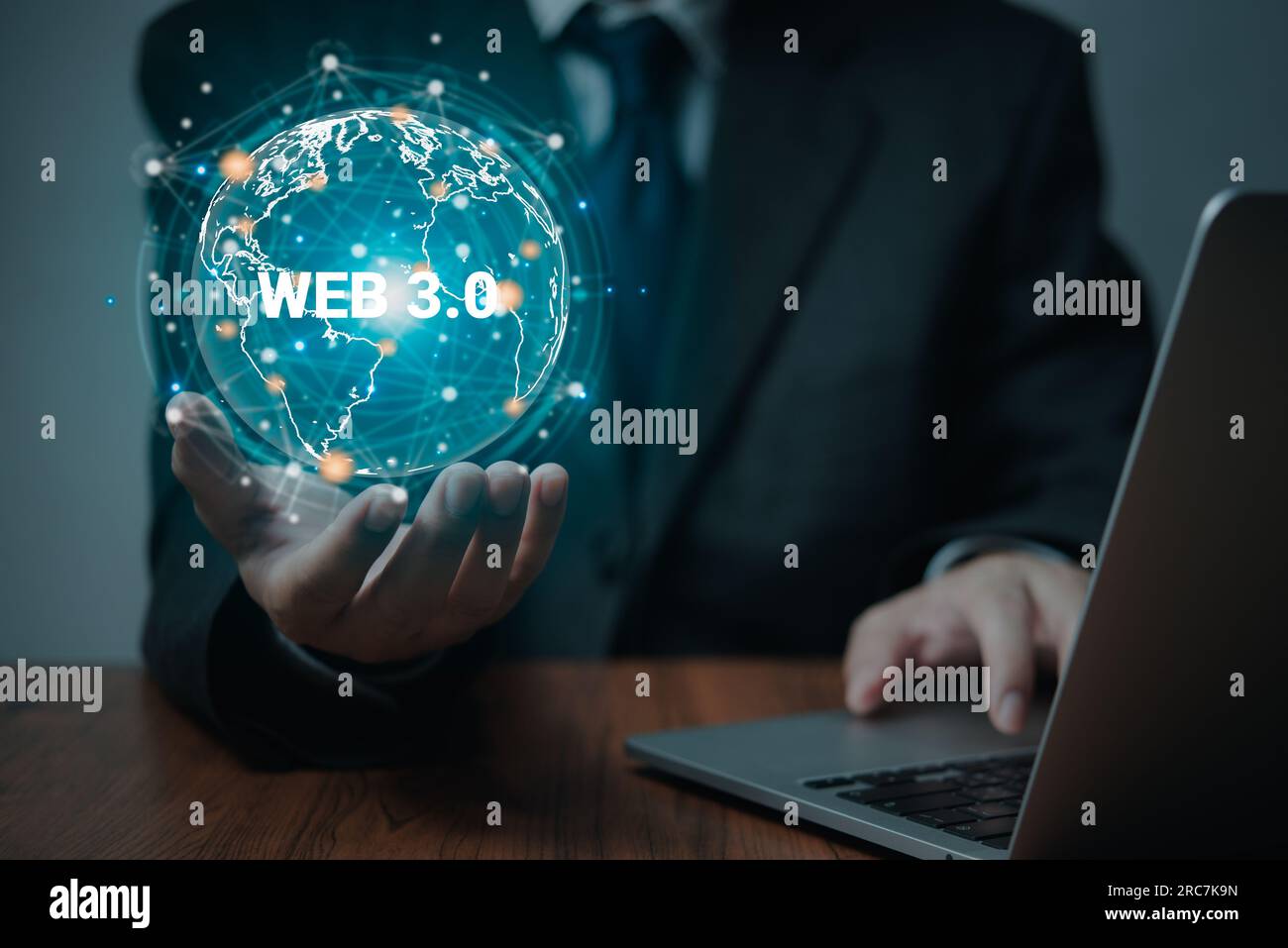 Comunicazione digitale e tecnologia metaverse schermo virtuale globo Internet Concept WEB 3,0. uomo che usa un notebook. Foto Stock