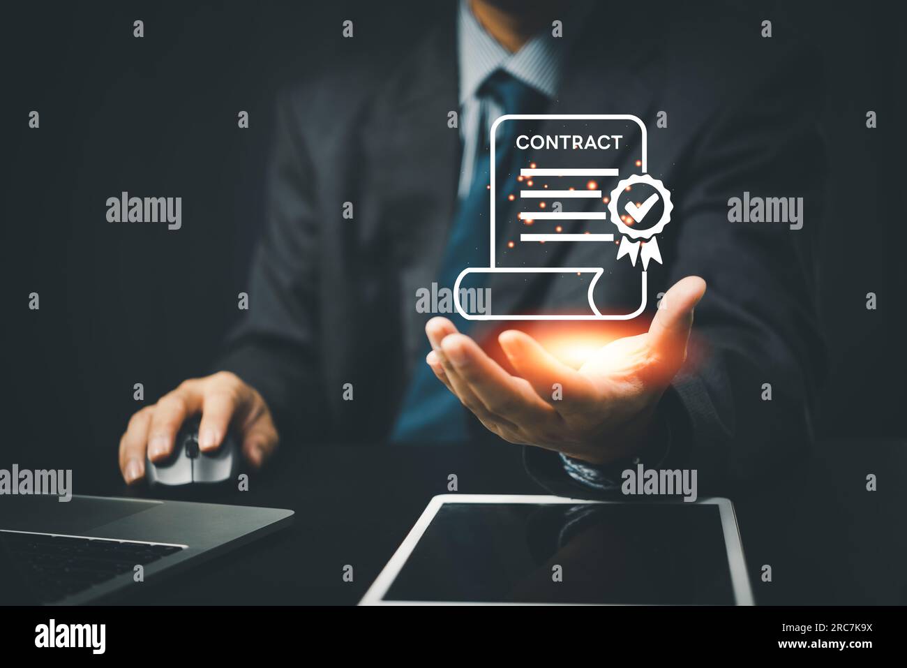 interfaccia virtuale concept contract document per il settore legale e finanziario. processi di firma e gestione dei contratti digitali. tappetino marketing Foto Stock