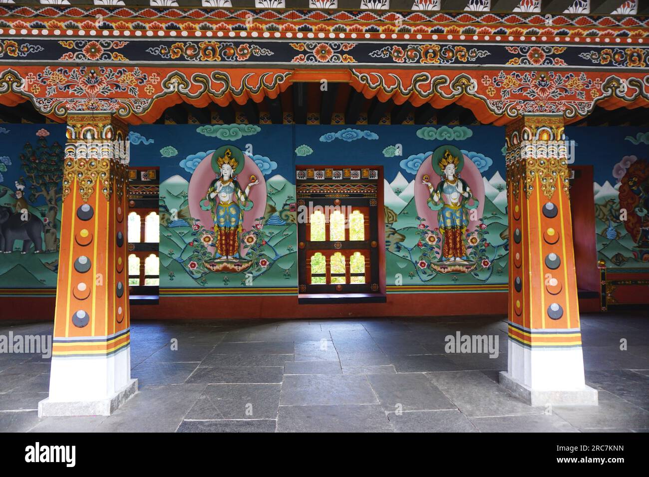 Splendidi murales dipinti e tradizionali ornamenti decorativi coprono le pareti e le colonne all'interno dello storico Tashichho Dzong a Thimphu, Bhutan. Foto Stock