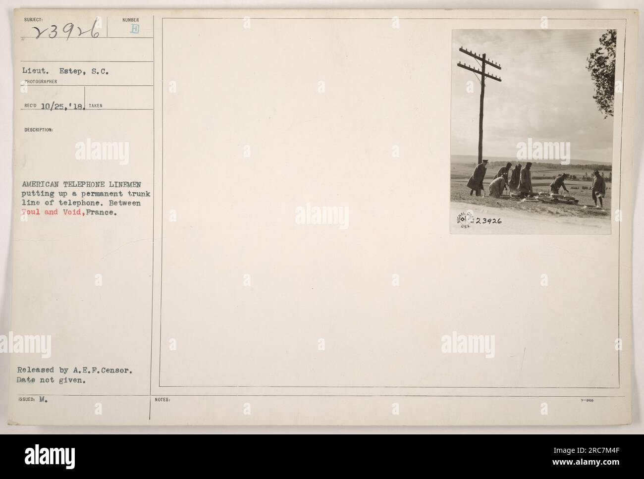 Il tenente Estep, un ufficiale del Signal Corps durante la prima guerra mondiale, supervisiona gli uomini delle linee telefoniche americane mentre installano una nuova linea di linea in Francia. La foto è stata scattata tra Toul e Void, ma la data esatta dell'immagine è sconosciuta. Questa immagine è stata rilasciata dalla A.E.F. Censor. Foto Stock