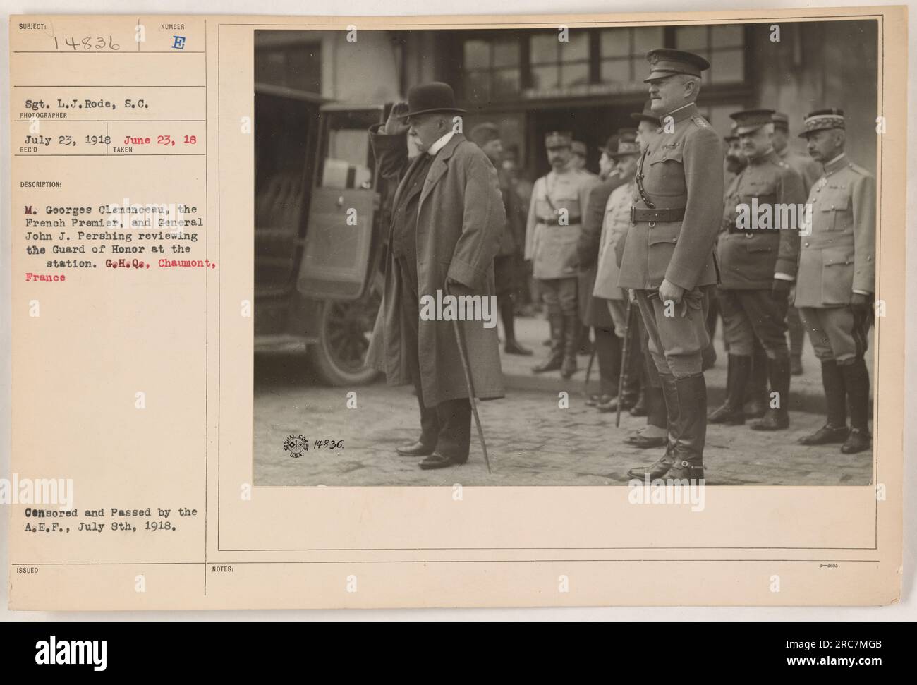 Sgt. L.J. Rode, S.C., scattò questa foto il 23 luglio 1918 a Chaumont, in Francia. L'immagine mostra il Premier francese M. Georges Clemenceau e il generale John J. Pershing che recitano la Guardia d'Onore alla stazione GH.QE. La fotografia è stata censurata e approvata dalla A.E.F. l'8 luglio 1918. (52) Foto Stock