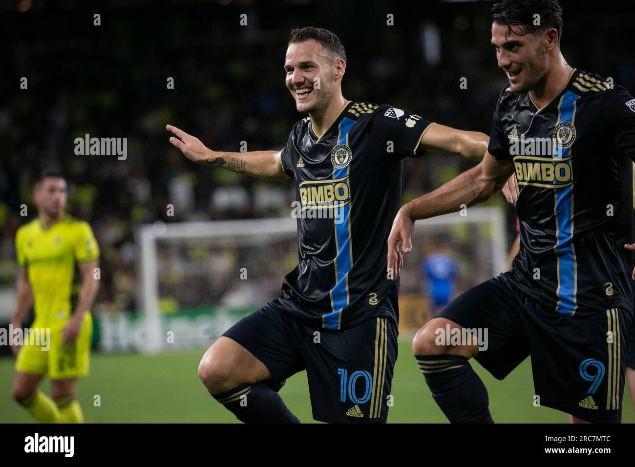 Nashville, Tennessee, USA. 12 luglio 2023. Daniel Gazdag (10), Julián Carranza (9). Nashville, South Carolina, cade nella Philadelphia Union al GEODIS Park. Crediti: Kindell Buchanan/Alamy Live News. Foto Stock