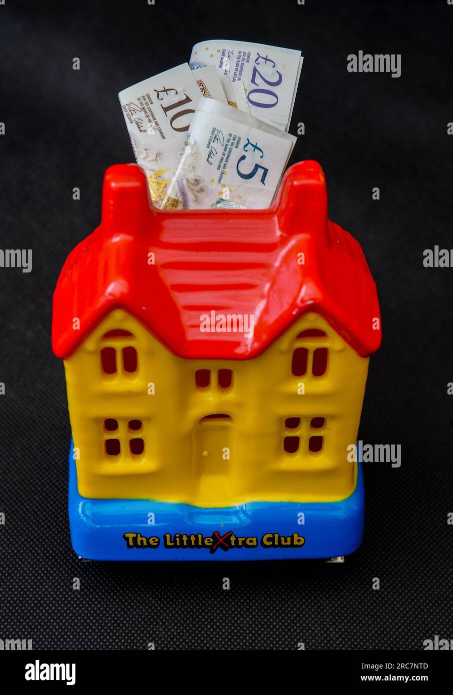 Foto del file datata 23/06/23 di banconote inglesi da 5, 10 e 20 sterline in una scatola del denaro. Secondo l’Institute for Fiscal Studies (IFS), sarebbe stato preferibile erogare una serie di pagamenti forfettari del costo della vita alle famiglie. L'istituto di ricerca economica ha sostenuto che la "soluzione di intonaco adesivo" è stata costosa e inefficace. Data di emissione: Giovedì 13 luglio 2023. Foto Stock