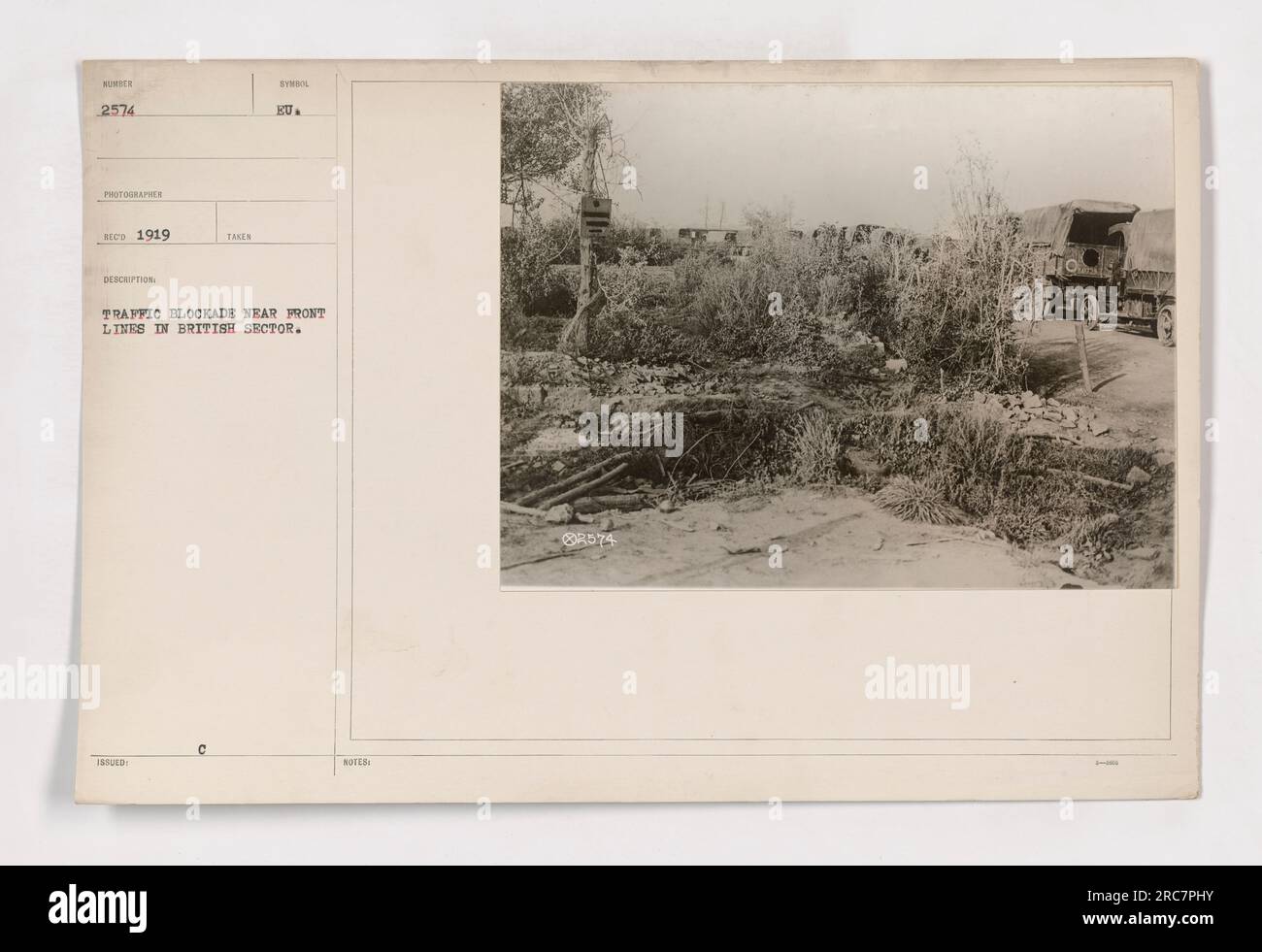 Blocco del traffico vicino alle linee del fronte nel settore britannico durante la prima guerra mondiale. La fotografia, nota come 111-SC-2574, è stata scattata nel 1919 dal fotografo WUNDER. Mostra un blocco del traffico con un simbolo emesso da KU. L'immagine cattura le difficili condizioni e le sfide logistiche affrontate durante la guerra. Foto Stock