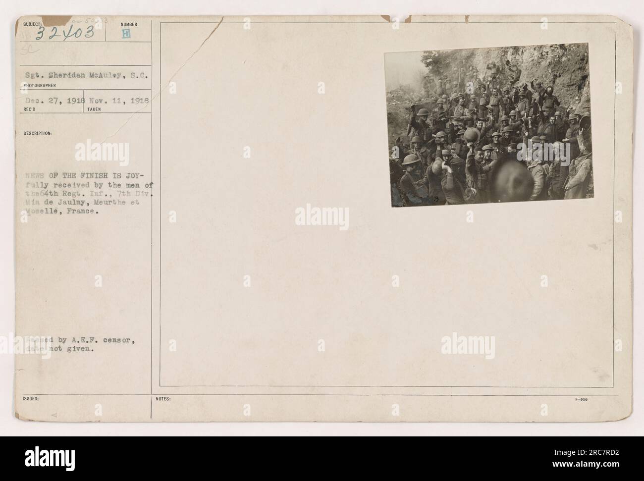 I soldati del 64th Regiment Infantry, 7th Division, celebrano la notizia della fine della prima guerra mondiale a min de Jaulny, Meurthe et Moselle, Francia, l'11 novembre 1918. La foto è stata scattata dal sergente Sheridan McAuley ed è stata approvata dalla censura A.E.F. Foto Stock